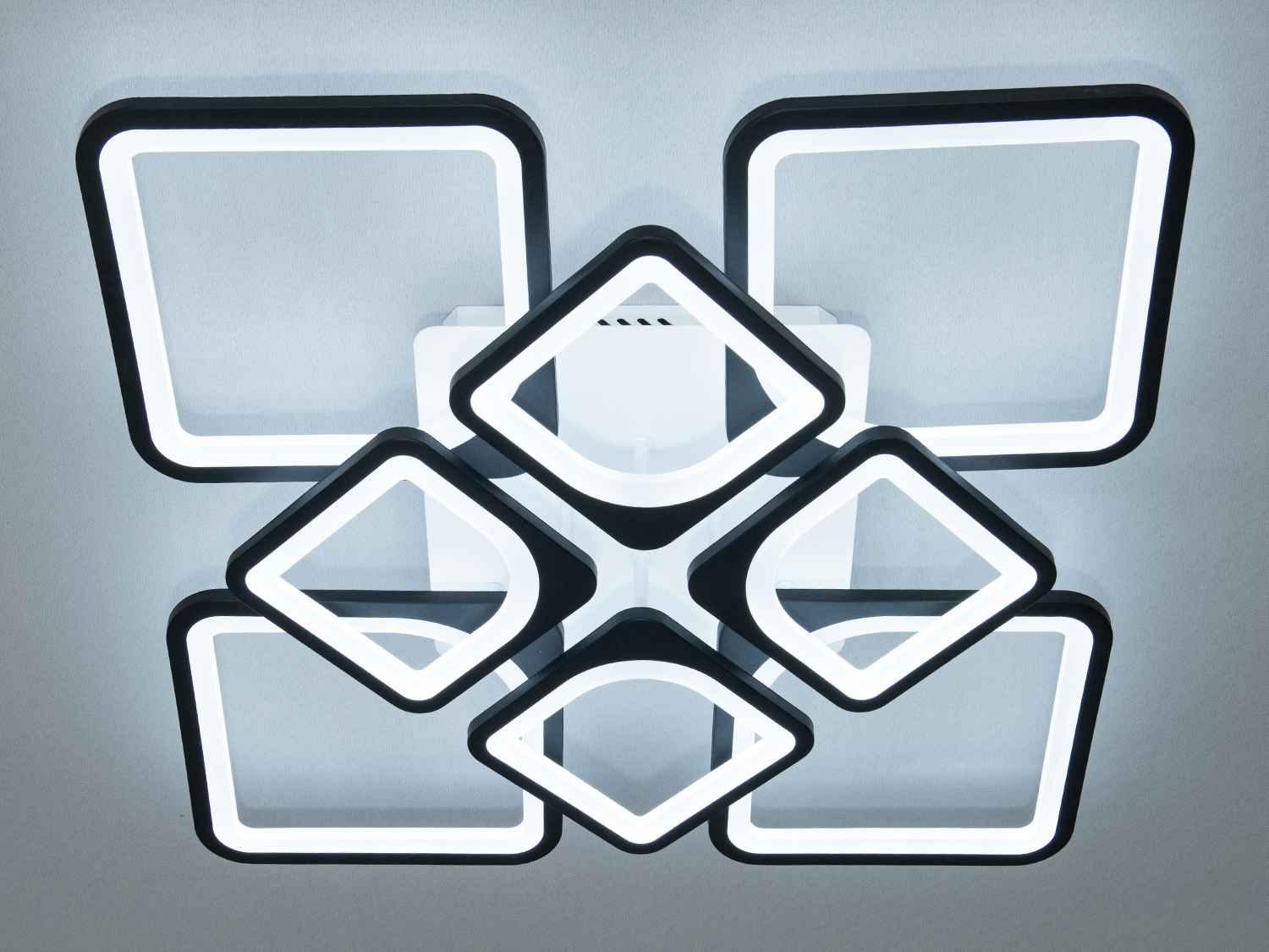 Світлодіодна люстра для холу з пультом з димером підходить на площу приміщення приблизно 19кв.м. Застосовується для зали, вітальні, кухні, спальні, їдальні, дитячої, оскільки відсутні елементи, що б'ються. Кожен квадрат створює гармонійну композицію, додаючи сучасний та стильний акцент до приміщення.