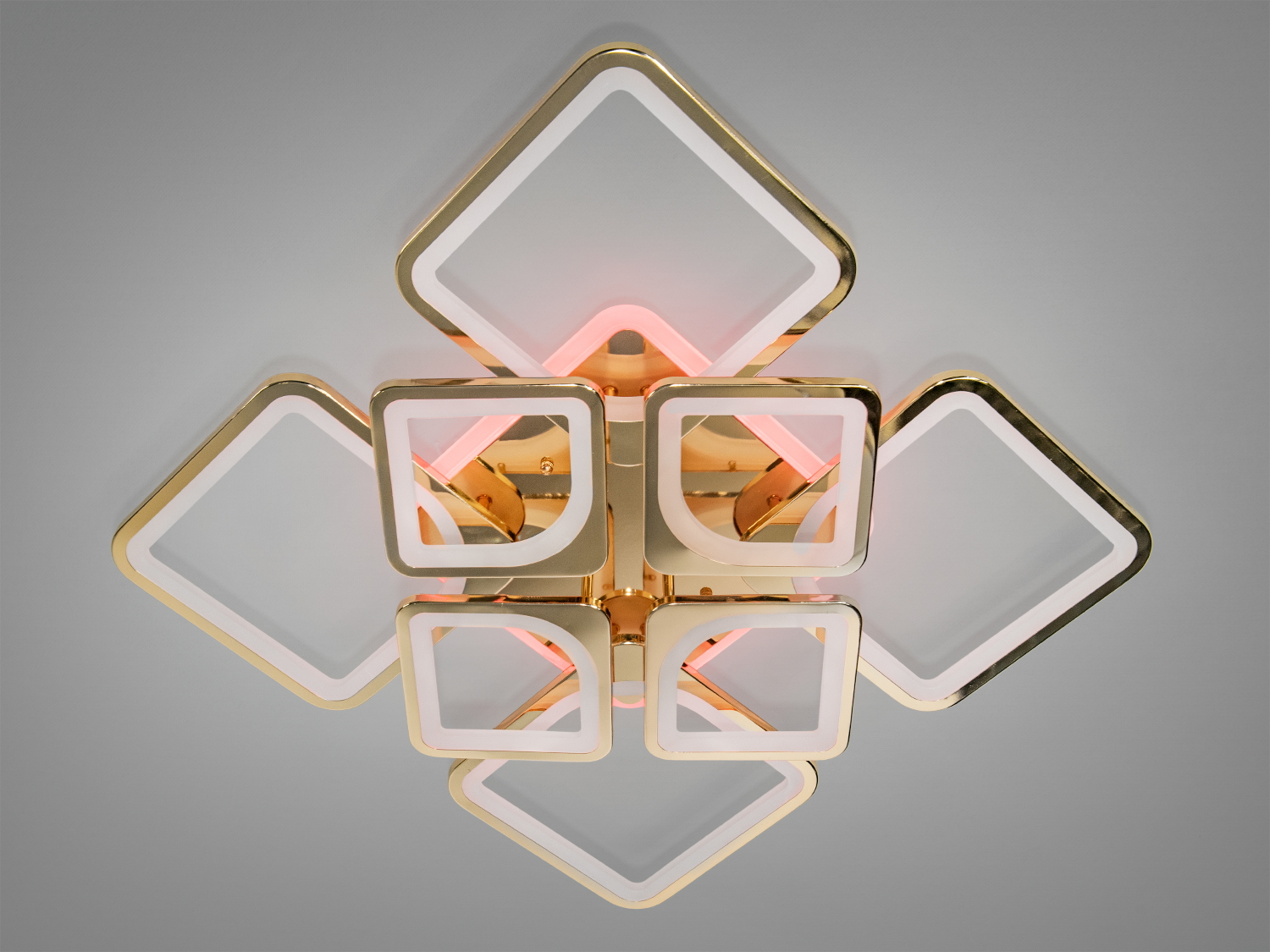 Квадратна LED люстра у вітальню з пультом - це гармонійне поєднання суворої геометрії та витонченої симетрії. Її конструкція побудована на основі восьми світлових модулів у вигляді ромбів і квадратів: чотири великі ромби направлені по діагоналі, утворюючи «хрест».