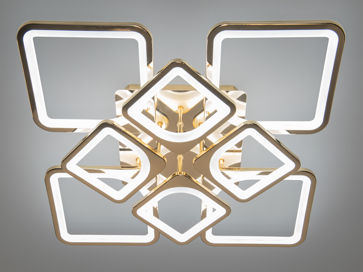 Вишукана LED люстра у вітальню з пультом вражає своїм оригінальним геометричним дизайном. Вісім світлових елементів у формі ромбів та квадратів утворюють стильну квіткову композицію, надаючи люстрі обєм та динамічність.