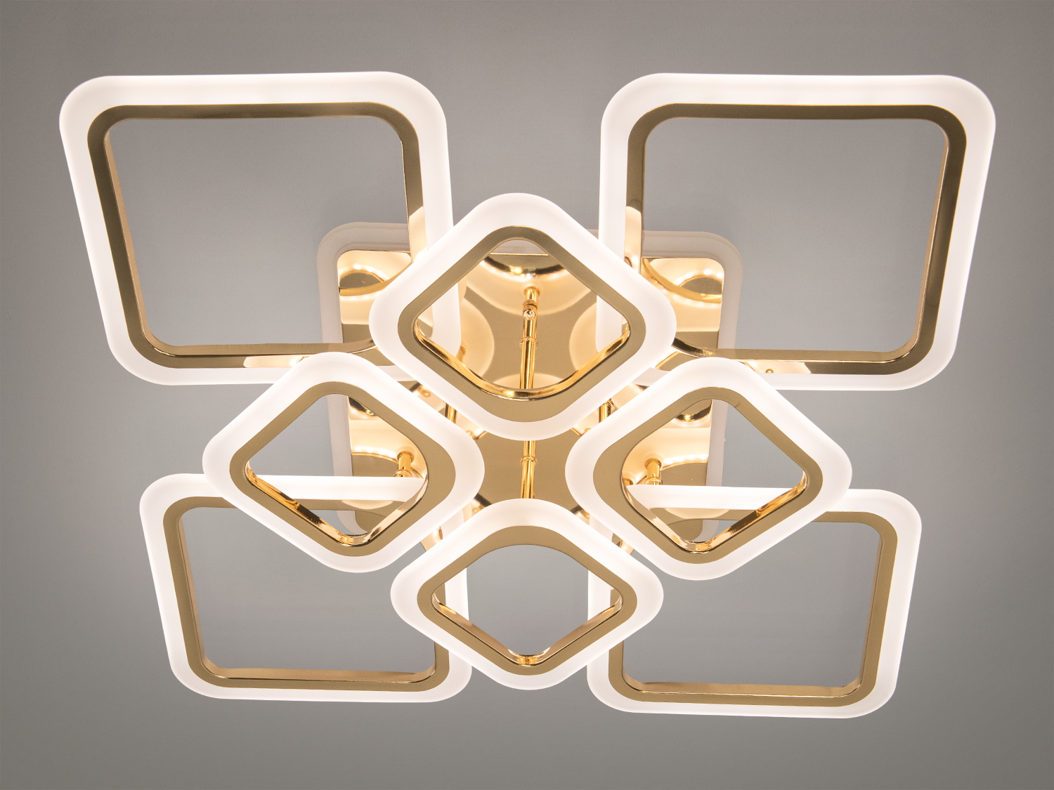 Стильна LED-люстра в спальню з димером - це втілення елегантності, сучасного дизайну та функціональності, що поєднує вишуканий стиль та високі технології освітлення. Її унікальна форма нагадує обємну композицію із восьми зєднаних квадратів різного розміру, створюючи ефект динаміки та глибини