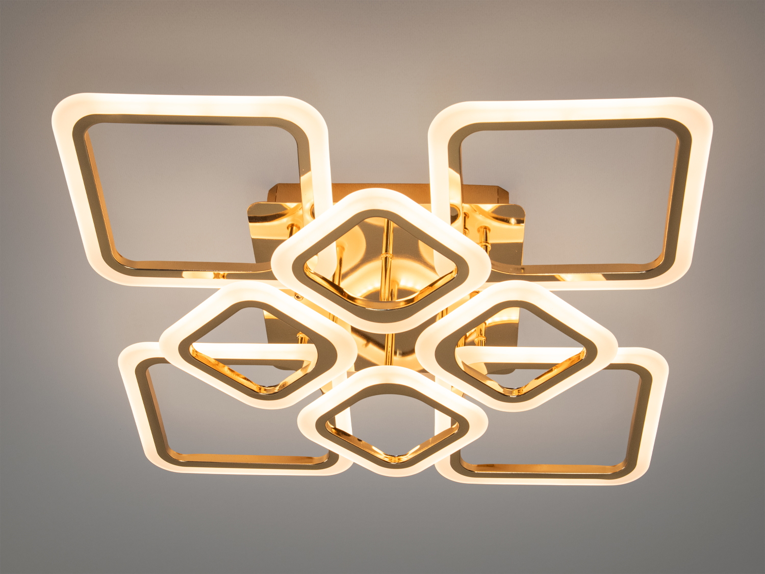 Стельова LED люстра у спальню з пультом вражає своїм оригінальним геометричним дизайном. Вісім світлових елементів у формі ромбів та квадратів утворюють стильну квіткову композицію, надаючи люстрі обєм та динамічність.