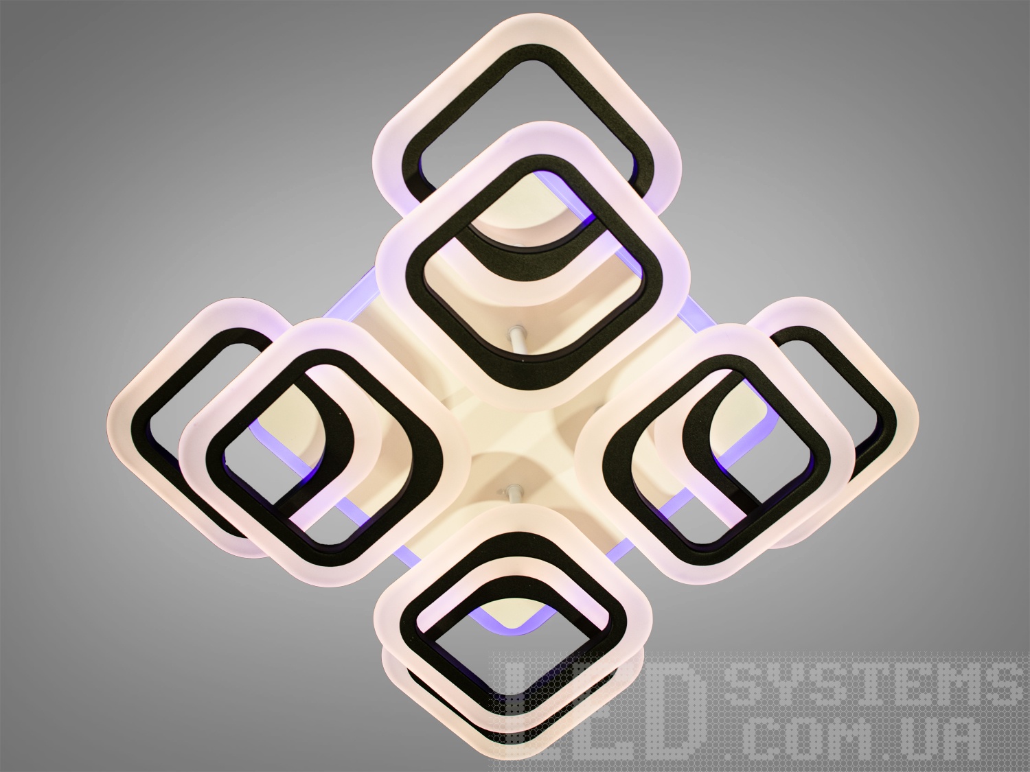 Стильна акрилова лед-люстра для спальні з підсвічуванням, з пультом, з димером підходить на площу приміщення приблизно 15 кв.м. Застосовується для невеликого залу, вітальні, кухні, спальні, їдальні, дитячої, тому що відсутні елементи, що б'ються.
Світлодіодна люстра має кілька режимів: холодний 6000К, нейтральний 4100К, теплий 3200К, кольорове підсвічування, суміщений режим &ndash; будь-яке основне світло плюс будь-який колір світлодіодного підсвічування. Регулювання яскравості люстри від 5 до 100% відбувається за допомогою пульта дистанційного керування, що входить до комплекту.
Люстра світить яскраво, але не сліпить за рахунок матеріалу &ndash; акрилу, до того ж цей матеріал дуже міцний &ndash; його важко зашкодити. Кріпиться до стелі будь-якого типу універсальним кріпленням на монтажну планку.