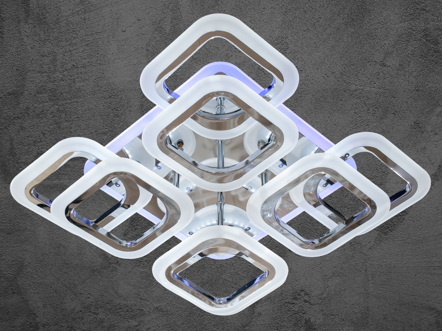 Стельова люстра в стилі хай-тек для кухні з підсвічуванням, з пультом, з димером підходить на площу приміщення приблизно 15 кв.м. Застосовується для невеликого залу, вітальні, кухні, спальні, їдальні, дитячої, тому що відсутні елементи, що б'ються.
Світлодіодна люстра має кілька режимів: холодний 6000К, нейтральний 4100К, теплий 3200К, кольорове підсвічування, суміщений режим &ndash; будь-яке основне світло плюс будь-який колір світлодіодного підсвічування. Регулювання яскравості люстри від 5 до 100% відбувається за допомогою пульта дистанційного керування, що входить до комплекту.
Люстра світить яскраво, але не сліпить за рахунок матеріалу &ndash; акрилу, до того ж цей матеріал дуже міцний &ndash; його важко зашкодити. Кріпиться до стелі будь-якого типу універсальним кріпленням на монтажну планку.