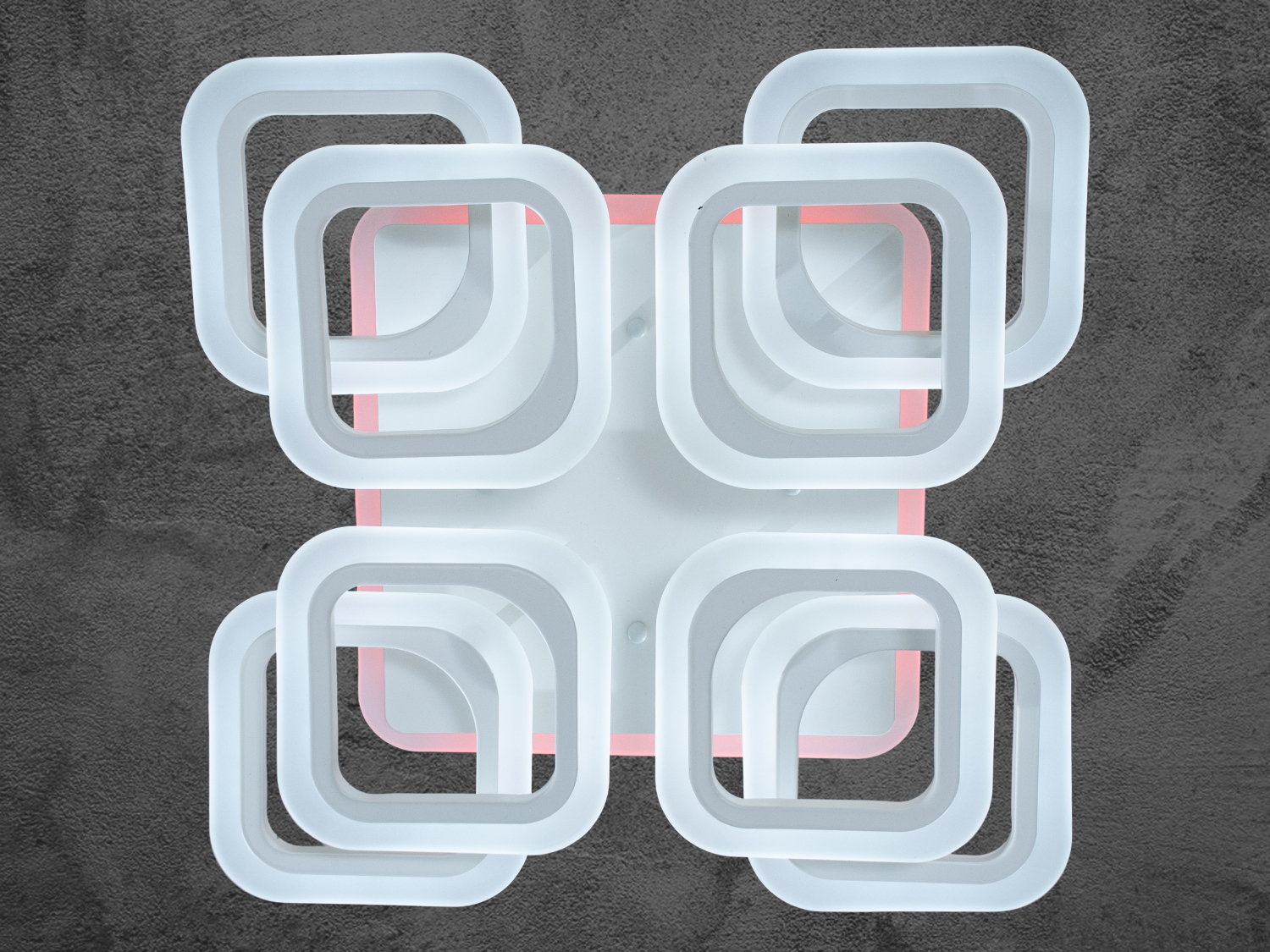 Світлодіодна акрилова люстра в спальню з підсвічуванням, з пультом, з димером підходить на площу приміщення приблизно 15 кв.м. Застосовується для невеликого залу, вітальні, кухні, спальні, їдальні, дитячої, тому що відсутні елементи, що б'ються.
Світлодіодна люстра має кілька режимів: холодний 6000К, нейтральний 4100К, теплий 3200К, кольорове підсвічування, суміщений режим &ndash; будь-яке основне світло плюс будь-який колір світлодіодного підсвічування. Регулювання яскравості люстри від 5 до 100% відбувається за допомогою пульта дистанційного керування, що входить до комплекту.
Люстра світить яскраво, але не сліпить за рахунок матеріалу &ndash; акрилу, до того ж цей матеріал дуже міцний &ndash; його важко зашкодити. Кріпиться до стелі будь-якого типу універсальним кріпленням на монтажну планку.