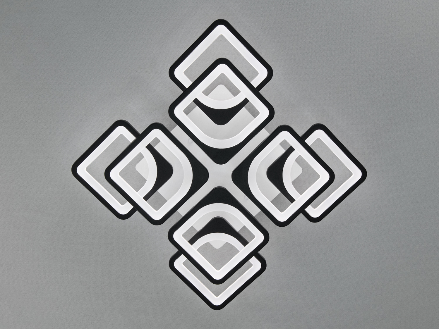 Стильна LED-люстра в спальню з пультом,&nbsp;з димером підходить на площу приміщення приблизно 16 кв. м. Застосовується для залу, вітальні, кухні, спальні, їдальні, дитячої, позаяк немає елементів, що б'ються. Кожен квадрат створює гармонійну композицію, додаючи сучасний і стильний акцент в інтер'єр. Люстра ідеально підходить для просторих приміщень, підкреслюючи їх геометрію та додаючи м'яке, рівномірне світло. Чорні контури та білі матові вставки (розсіювач) надають люстрі витонченого й елегантного вигляду, роблячи її прекрасним вибором для будь-якого інтер'єру: класичного, сучасного та навіть у стилі хай-тек.
Переваги акрилових розсіювачів знаходять своє вираження в міцності, довговічності та легкості конструкції люстри. Вона вирізняється низьким енергоспоживанням, що робить її економічно вигідною, а також малою висотою від стелі, ідеальною для просторів з обмеженою висотою стелі.
Світлодіодна люстра має кілька режимів: холодний 6000К, нейтральний 4100К, теплий 3200К. Регулювання яскравості люстри від 5 до 100% відбувається за допомогою пульта дистанційного керування, який входить до комплекту. Кожне вмикання вимкнення по черзі переводить люстру за такими режимами: холодне світло, тепле світло, нейтральне світло.
Світильник легко монтується на будь-які типи стель завдяки універсальному кріпленню на монтажну планку, що робить встановлення швидким, зручним і надійним.