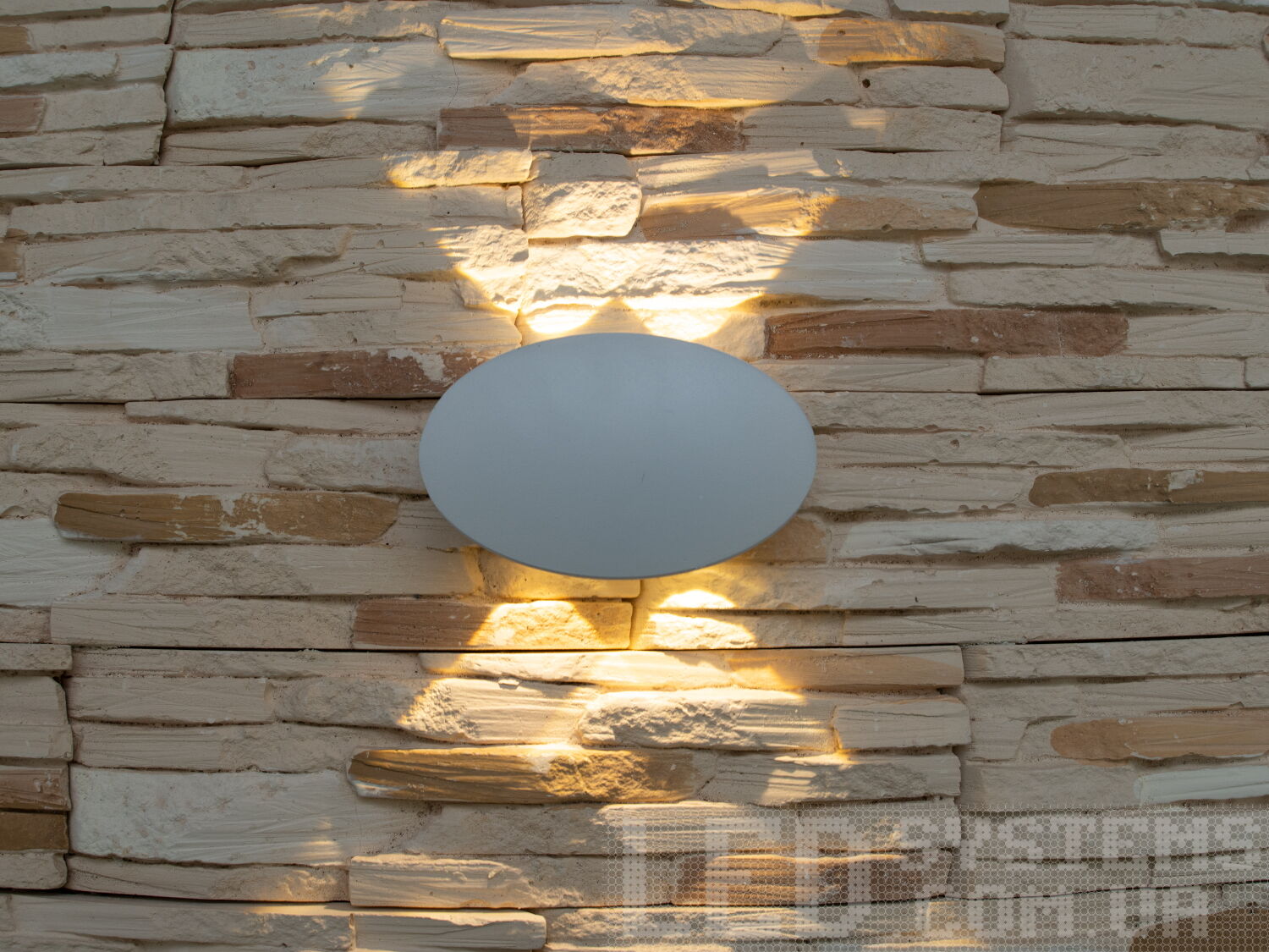 Білий фасадний LED світильник Diasha: 4 промені (2 вгору, 2 вниз), кут 60°, 4×4 Вт, IP67. Монтаж на планку, керування настінним вимикачем. Акуратне архітектурне підсвічування.