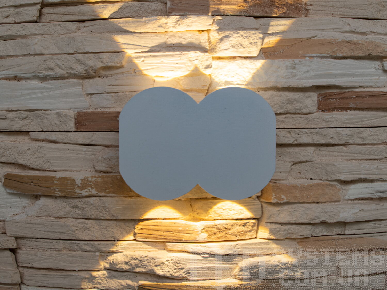 Білий фасадний LED світильник 4 Вт з 4 променями та IP67. Спрямована архітектурна підсвітка з кутом близько 60°. Настінний монтаж на планку, керування від вимикача.