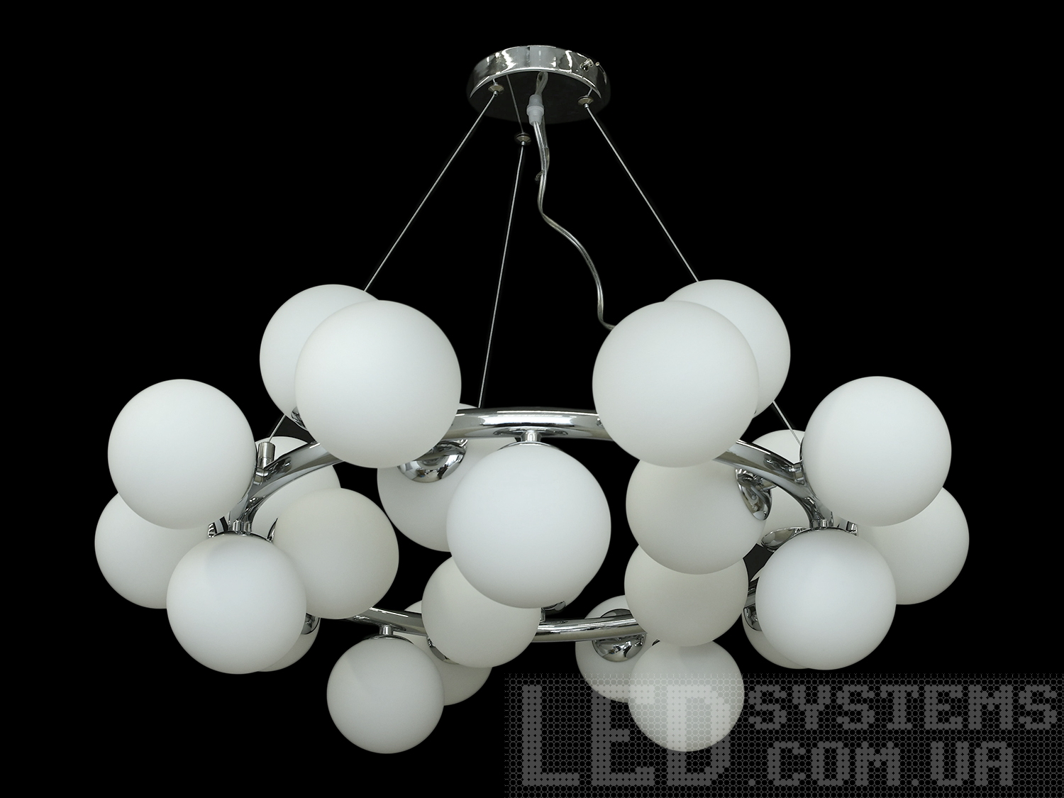 Сучасна повітряна люстра в стилі Лофт, колір хром представляє лаконічний і в той же час дуже стильний дизайн, який підійде для цінителів мінімалізму та свободи думки в інтер'єрі, розрахована на 25 ламп. Люстра з сріблястою металевою основою та матовими скляними плафонами, які ідеально розсіяють світло від лампи будь-якого типу. Люстри в стилі &laquo;лофт&raquo; ідеально впишуться в сучасні будинки, квартири, кафе, арт-простір, коворкінги, квеструми. Кріпиться до навісних, натяжних та звичайних стель універсальним кріпленням &ndash; планка.

Ідеально для світлодіодних ламп.

Лампи до комплекту не входять.