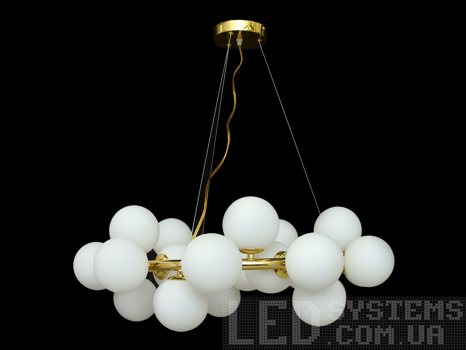 Сучасна повітряна люстра в стилі Лофт, колір золото представляє лаконічний і в той же час дуже стильний дизайн, який підійде для цінителів мінімалізму та свободи думки в інтер'єрі, розрахована на 25 ламп. Люстра із золотистою металевою основою та матовими скляними плафонами, які ідеально розсіяють світло від лампи будь-якого типу. Люстри в стилі &laquo;лофт&raquo; ідеально впишуться в сучасні будинки, квартири, кафе, арт-простір, коворкінги, квеструми. Люстра під галогенову чи світлодіодну лампу цоколем g9. Кріпиться до навісних, натяжних та звичайних стель універсальним кріпленням &ndash; планка.

Ідеально для світлодіодних ламп.

Лампи до комплекту не входять.