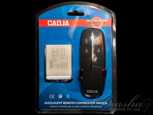 Кількість кіл навантаження: 1Таймер: такМаксимальна потужність навантаження: 1х1000 ВтРозмір контролера: 54Х40Х22мм.
&nbsp;&nbsp;&nbsp;Пульт дистанційного керування (ПДУ) дозволяє включати і вимикати світло, а також вибирати необхідну кількість включених ламп з будь-якої точки кімнати, і навіть не перебуваючи в ній. Після установки такого пульта до вашої люстрі вам більше немає необхідності вимикати світло а потім у темряві пробиратися від вимикача до ліжка, ви можете здивувати ваших гостей погасивши або включивши освітленні не встаючи з крісла. Почався захоплюючий фільм, вам хочеться приглушити світло і лінь вставати - немає проблем - всього одне натискання клавіші на пульті і освітлення підкориться Вам.&nbsp;&nbsp;&nbsp;Також незаперечною перевагою пульта є відсутність необхідності прокладати проводку до вимикача. Наприклад, якщо ви вирішили встановити люстру з двома-трьома і більше режимами, а існуюча проводка розрахована всього лише на одинарний вимикач. І для підключення не обійтися виключно заміною вимикача, адже треба і поміняти дроти від вимикача до люстри. А це в свою чергу веде до штробленню стін, псуванні шпалер, величезним тимчасовим і матеріальним витратам. При використанні пультового управління все, що доведеться зробити при установці - підключити блок управління до люстри (встановлюється безпосередньо в корпус люстри) і закріпити на стіні підставку для пульта.&nbsp;&nbsp;&nbsp;Пульт розрахований на підключення люстри загальною потужністю до 1000Вт, може бути підключений як до галогеновим люстрам, так і до класичних з лампами розжарювання або економки. Розмір блоку управління настільки невеликий, що дозволяє встановлювати його практично на будь-яку люстру, в дозу або подразетнік. Навіть за відсутності у люстри стельової коробки блок можна закріпити на рамі люстри.