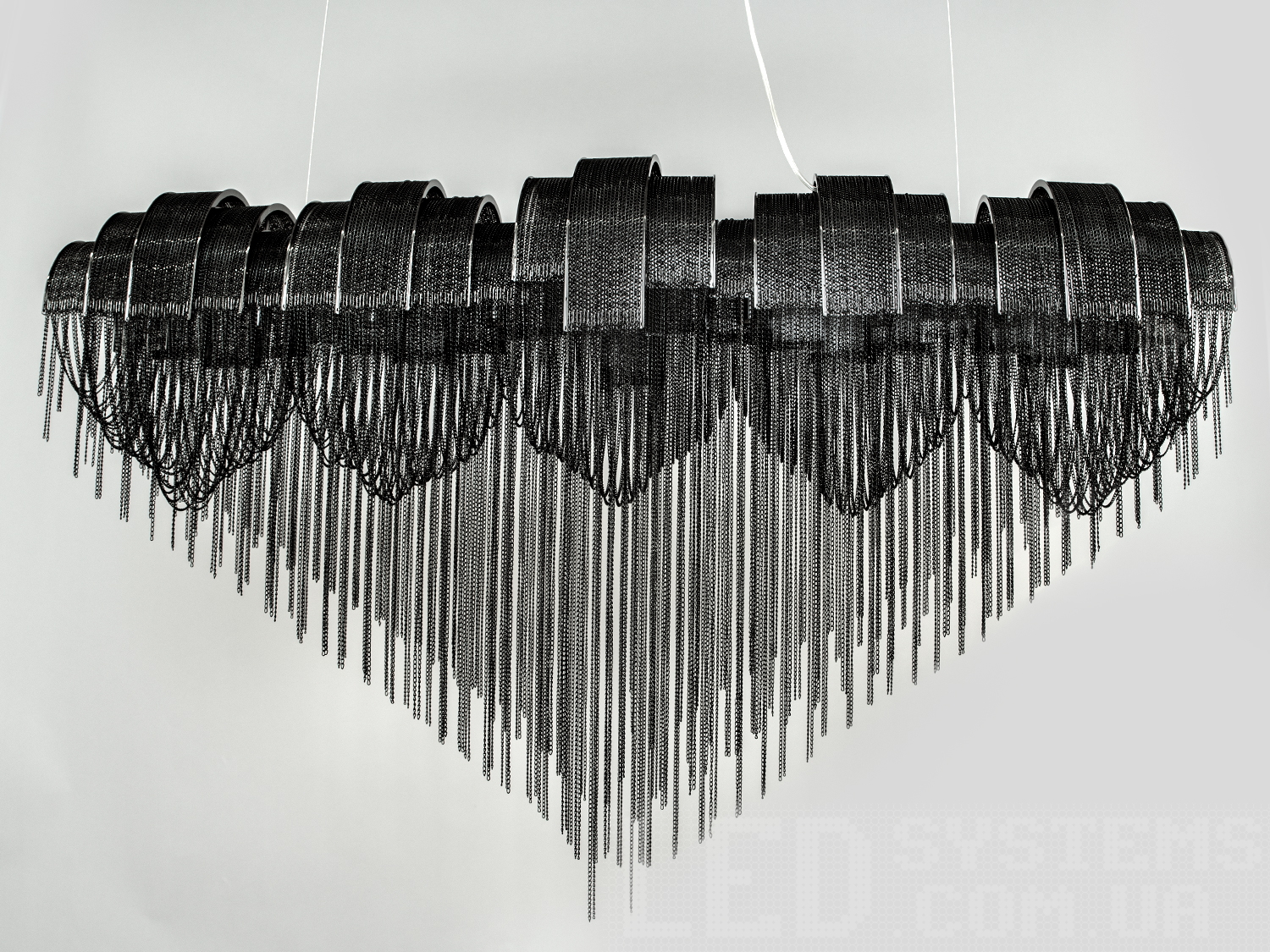 Унікальна класична люстра-підвіс з ланцюжками на 9 ламп кольору чорний хром ідеально підійдуть для приміщень як з високими, так і з низькими стелями, сходів, залів, також для вітальні, спальні, кухні.&nbsp;Ми раді представити колекцію класичних люстр та бра під стандартну лампу із цоколем Е14.&nbsp;
Тисячі металевих ланцюжків м'яко розсіяють світло на ваше приміщення, створюючи мільйони тіней.&nbsp;Легка природна рухливість ланцюжків, реакція на вітер і проходження повз люстру, створюють затишне відчуття світла через листя. Люстра люстра має по істині неймовірну легкість і грацію.&nbsp;
Увага. Вага люстри понад 10кг.