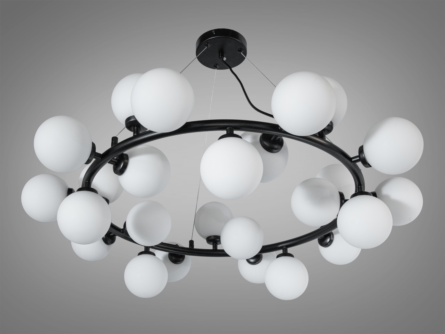 Підвісна люстра в стилі Loft з 25 білими матовими плафонами на чорному каркасі. Ідеальний вибір для просторих і сучасних інтер′єрів.
