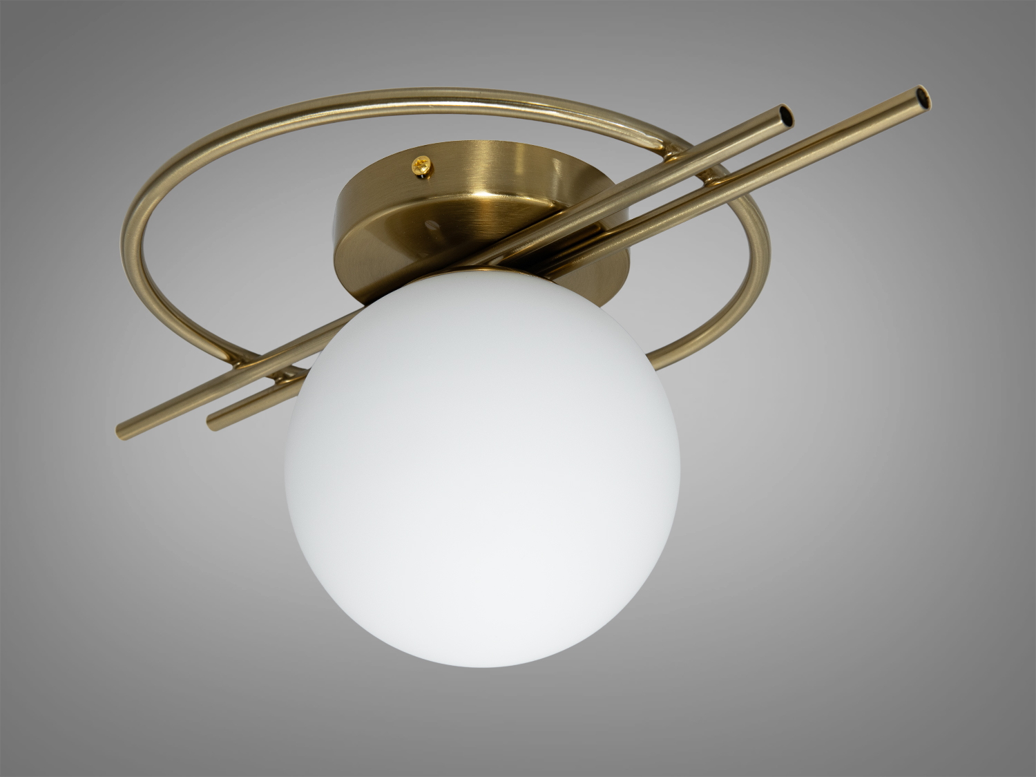 Універсальне бра в стилі Loft у спальню також застосовується у ванній, передпокої чи каридорі, у залі чи вітальні, у кабінеті чи офісі. Кожне з цих приміщень потребує певного підходу до освітлення, і ця бра зі скандинавським дизайном може бути як акцентним, так і допоміжним елементом залежно від потреб інтер'єру.
Світильник є втіленням скандинавської простоти та елегантності, яке виражається в чистих лініях. Його дизайн не перевантажений зайвими деталями, що є характерною рисою скандинавського стилю, відомого також як стиль нордик. Сферична форма абажура випромінює м'яке розсіяне світло, створюючи затишну атмосферу, ідеальну для відпочинку та релаксації у спальні.
Матове скло абажура забезпечує рівномірний розподіл світла, що є ідеальним для створення спокійного освітлення.
Це бра зі скандинавським дизайном виглядає універсально, що дозволяє йому вписуватися в різноманітні приміщення та стилі інтер'єру. Може бути встановлений як додаткове освітлення для читання або над диваном, додаючи м'яке світло для релаксації.
Використовують лампочки з цоколем Е27. Кріплення універсальне - на монтажну планку.