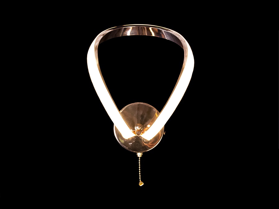 Вишукане настінне світлодіодне бра в вітальню використовується для читання та освітлення. Застосовується для спальні, зали, вітальні, коридору.
За допомогою вимикача можна змінювати колірну температуру світильника: теплий 3200&deg;К, нейтральний 4100&deg;К, холодний 6000&deg;К. Колірна температура перемикається простим вимкненням-включенням світильника, як з настінного вимикача, так і шнурком на самому бра.
Завдяки сучасним світлодіодним технологіям, бра економічно споживає енергію, знижуючи витрати на електроенергію та впливаючи на екологічну стійкість домогосподарства.
Кріпиться до стін будь-якого типу універсальним кріпленням на монтажну планку.