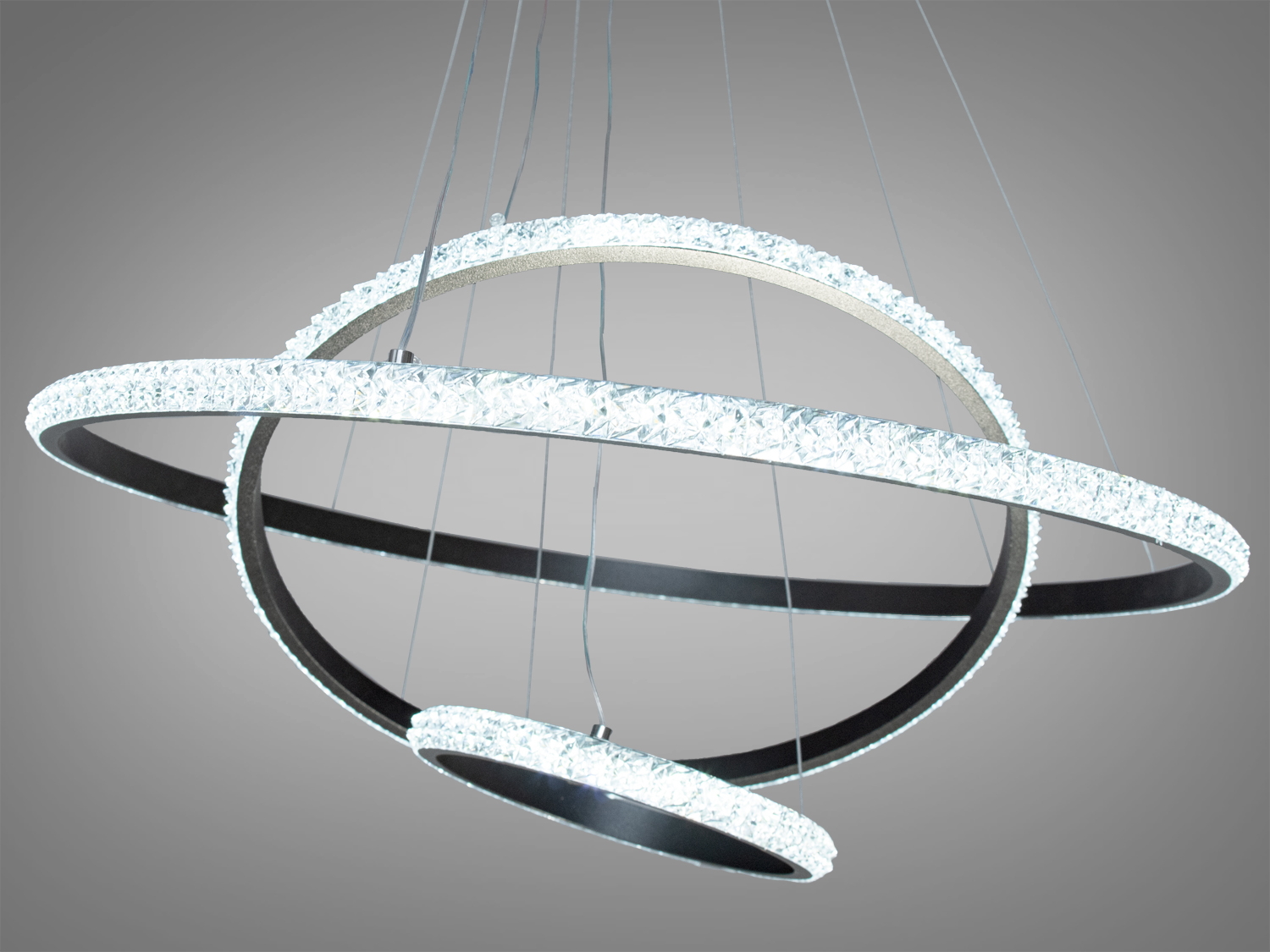 LED люстра з диммером у вітальню &laquo;Кільця&raquo; укомплектовані диммером, що дозволяє відрегулювати яскравість від 5 до 100%, також можна вибрати режим освітлення &ndash; теплий, нейтральний чи холодний. За рахунок регулювання шнура можна підвісити кільця по-різному.
Кільця виконані з алюмінію з силіконовим розсіювачем. Алюміній ідеальний матеріал для світлодіодних люстр - не іржавіє, добре відводить тепло від світлодіодних модулів, хромування набагато міцніше зчіплюється з підставою ніж при анодуванні стали. Силіконовий розсіювач м'яко розсіює світло, приховуючи ефект світіння окремих світлодіодів. Створюється відчуття, що вся поверхня розсіювача світиться сама. При цьому на відміну від жорстких пластикових розсіювачів, такий неможливо зламати або розбити. Він не дряпає металеві елементи люстри. Не міняє колір навіть при температурах перевищують робочу в кілька разів. Все це забезпечить відмінний зовнішній вигляд люстри протягом багатьох років експлуатації.&nbsp;
Люстри-підвіси добре виглядають у вітальні та на кухнях.&nbsp;
Кріпиться до стель будь-якого типу універсальним кріпленням-на планку.