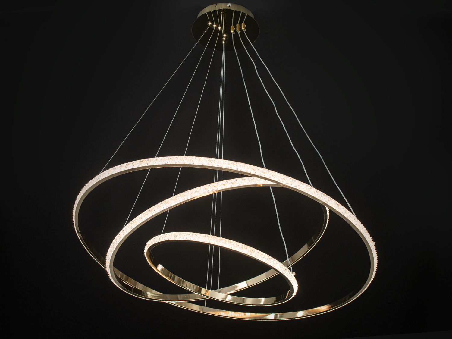 Сучасна LED люстра&nbsp;&laquo;Кільця&raquo; укомплектовані диммером, що дозволяє відрегулювати яскравість від 5 до 100%, також можна вибрати режим освітлення &ndash; теплий, нейтральний чи холодний. За рахунок регулювання шнура можна підвісити кільця по-різному.
Кільця виконані з алюмінію з силіконовим розсіювачем. Алюміній ідеальний матеріал для світлодіодних люстр - не іржавіє, добре відводить тепло від світлодіодних модулів, хромування набагато міцніше зчіплюється з підставою ніж при анодуванні стали. Силіконовий розсіювач м'яко розсіює світло, приховуючи ефект світіння окремих світлодіодів. Створюється відчуття, що вся поверхня розсіювача світиться сама. При цьому на відміну від жорстких пластикових розсіювачів, такий неможливо зламати або розбити. Він не дряпає металеві елементи люстри. Не міняє колір навіть при температурах перевищують робочу в кілька разів. Все це забезпечить відмінний зовнішній вигляд люстри протягом багатьох років експлуатації.&nbsp;
Люстри-підвіси добре виглядають у вітальні та на кухнях.&nbsp;
Кріпиться до стель будь-якого типу універсальним кріпленням-на планку.