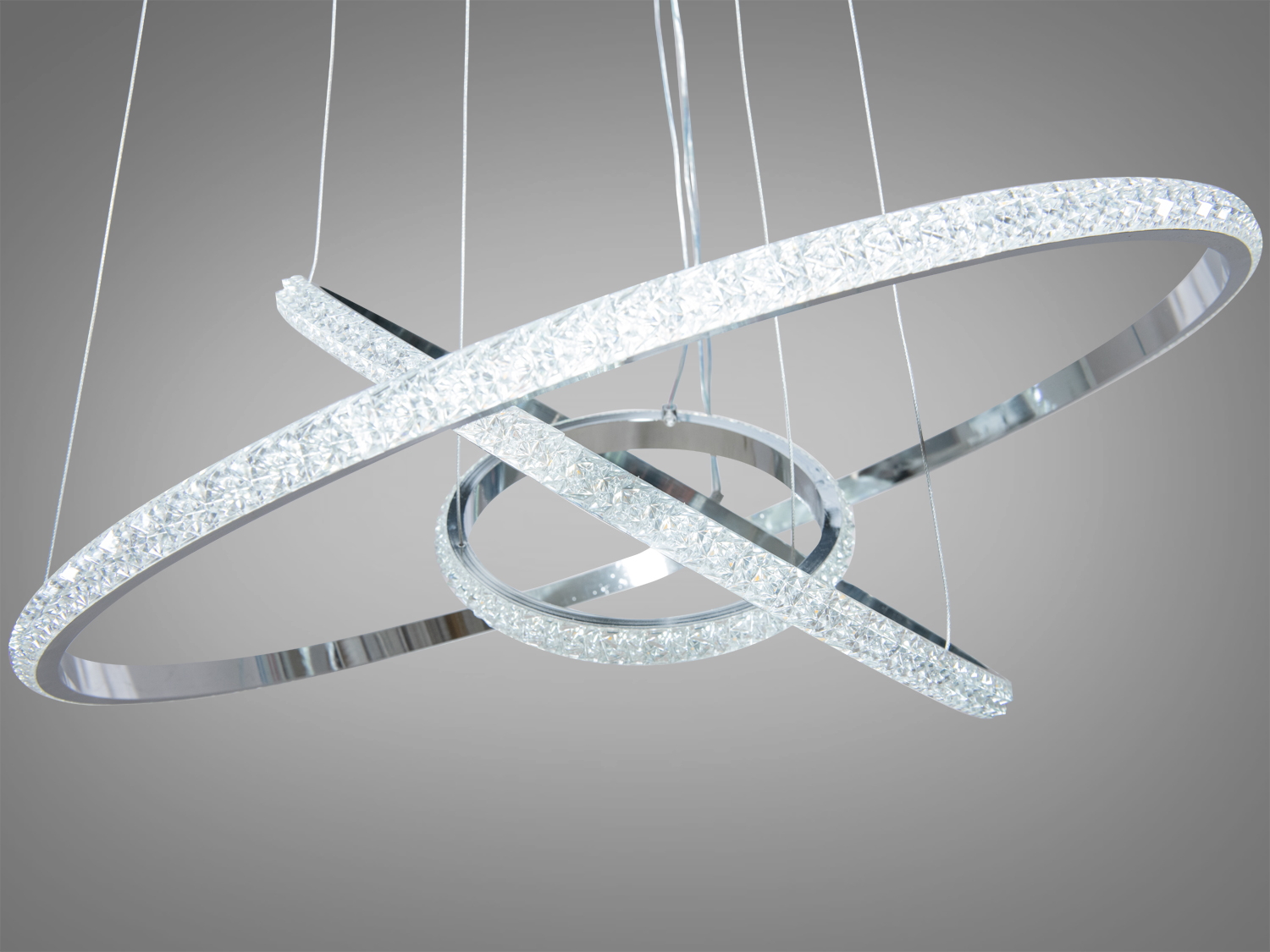 Елегантна підвісна LED-люстра з диммером з пультом підходить на площу приміщення приблизно 14кв.м. Люстри-підвіси добре виглядають у вітальнях, коридорах, спальнях та на кухнях.
Можна вибрати режим освітлення: теплий, нейтральний чи холодний. Регулювання яскравості люстри від 5 до 100% відбувається за допомогою пульта дистанційного керування, що входить до комплекту.
Кільця виконані з алюмінію із силіконовим розсіювачем. Алюміній ідеальний матеріал для світлодіодних люстр - не іржавіє, добре відводить тепло від світлодіодних модулів, хромування набагато міцніше зчепляється з основою, ніж при анодуванні сталі. Силіконовий розсіювач м'яко розсіює світло, приховуючи ефект свічення окремих світлодіодів. Створюється відчуття, що вся поверхня розсіювача світиться сама. Не змінює колір навіть при температурах, що перевищують робочу, у кілька разів.
Кріпиться до стелі будь-якого типу універсальним кріпленням на монтажну планку.