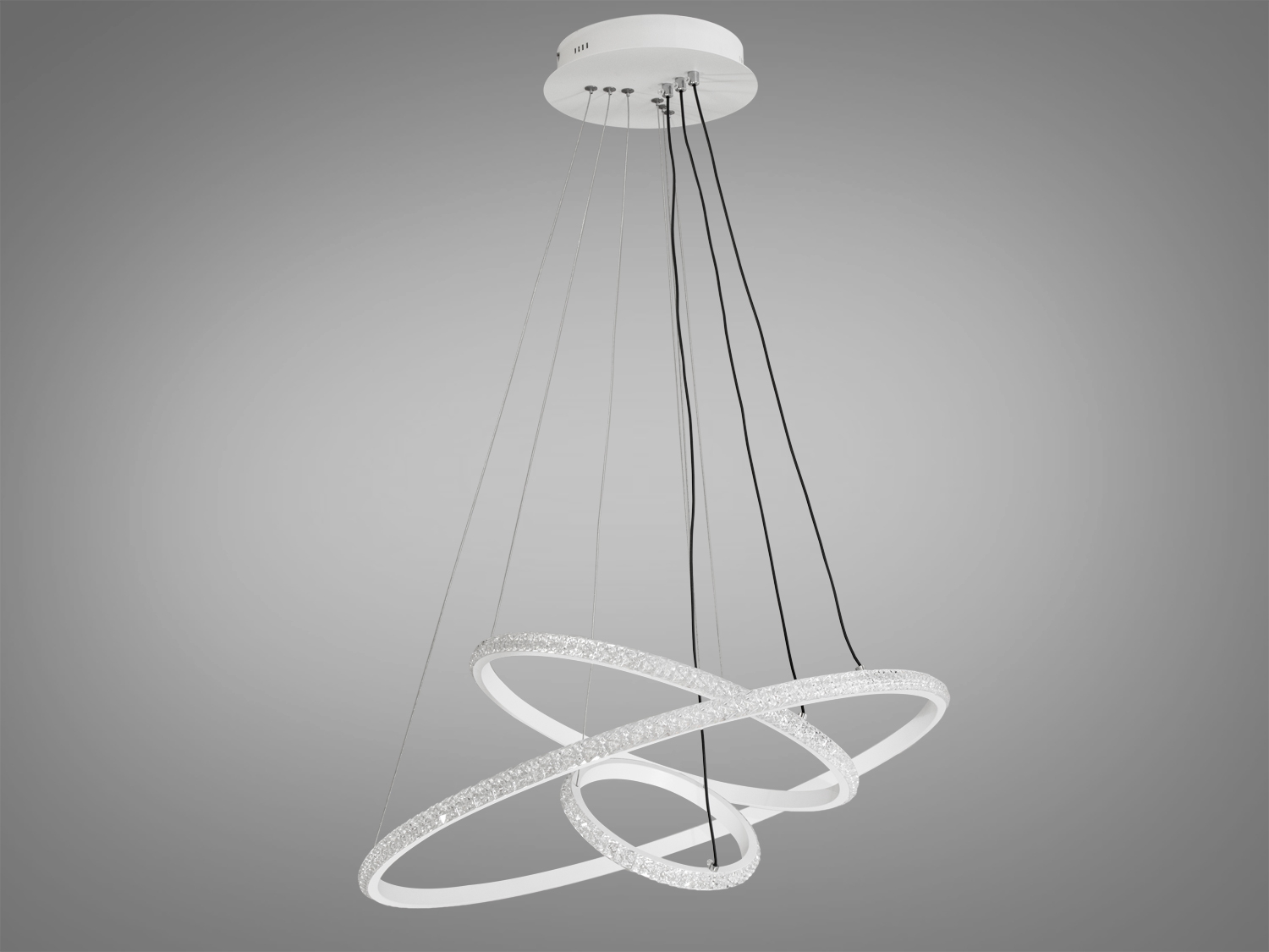 Світлодіодна люстра-підвіс у зал &laquo;Кільця&raquo; укомплектована диммером, що дозволяє відрегулювати яскравість від 5 до 100%, також можна вибрати режим освітлення &mdash; теплий, нейтральний або холодний. За рахунок регулювання шнура можна підвісити кільця по-різному.
Кільця виконані з алюмінію із силіконовим розсіювачем. Алюміній ідеальний матеріал для світлодіодних люстр - не іржавіє, добре відводить тепло від світлодіодних модулів, хромування набагато міцніше зчепляється з основою, ніж при анодуванні сталі. Силіконовий розсіювач м'яко розсіює світло, приховуючи ефект свічення окремих світлодіодів. Створюється відчуття, що вся поверхня розсіювача світиться сама. При цьому на відміну від жорстких пластикових розсіювачів, такої неможливо зламати або розбити. Він не дряпає металеві елементи люстри. Не змінює колір навіть при температурах, що перевищують робочу, у кілька разів. Все це забезпечить відмінний зовнішній вигляд люстри протягом багатьох років експлуатації.
Люстри-підвіси добре виглядають у вітальні та на кухнях.
Кріпиться до стель будь-якого типу універсальним кріпленням-на планку.