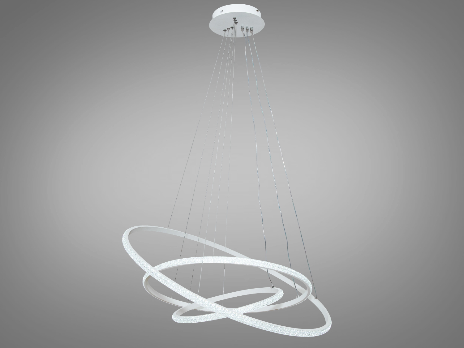 Стильна підвісна LED люстра з диммером з пультом підходить на площу приміщення приблизно 21кв.м. Люстри-підвіси добре виглядають у вітальнях, коридорах, спальнях та на кухнях.
Можна вибрати режим освітлення: теплий, нейтральний чи холодний. Регулювання яскравості люстри від 5 до 100% відбувається за допомогою пульта дистанційного керування, що входить до комплекту.
Кільця виконані з алюмінію із силіконовим розсіювачем. Алюміній ідеальний матеріал для світлодіодних люстр - не іржавіє, добре відводить тепло від світлодіодних модулів, хромування набагато міцніше зчепляється з основою, ніж при анодуванні сталі. Силіконовий розсіювач м'яко розсіює світло, приховуючи ефект свічення окремих світлодіодів. Створюється відчуття, що вся поверхня розсіювача світиться сама. Не змінює колір навіть при температурах, що перевищують робочу, у кілька разів.
Кріпиться до стелі будь-якого типу універсальним кріпленням на монтажну планку.