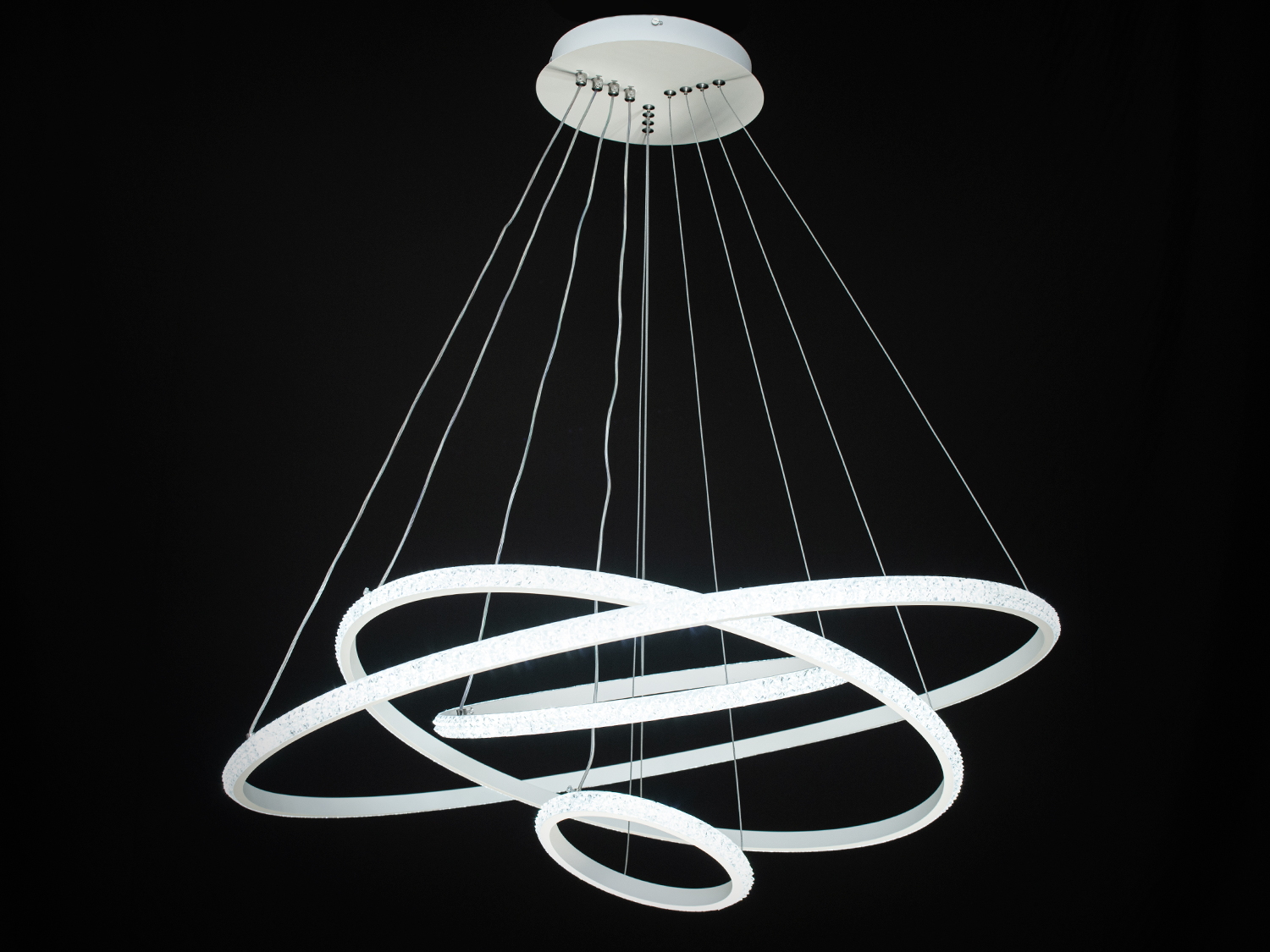 Стильна LED люстра з диммером у вітальню &laquo;Кільця&raquo; укомплектовані диммером, що дозволяє відрегулювати яскравість від 5 до 100%, також можна вибрати режим освітлення &ndash; теплий, нейтральний чи холодний. За рахунок регулювання шнура можна підвісити кільця по-різному.
Кільця виконані з алюмінію з силіконовим розсіювачем. Алюміній ідеальний матеріал для світлодіодних люстр - не іржавіє, добре відводить тепло від світлодіодних модулів, хромування набагато міцніше зчіплюється з підставою ніж при анодуванні стали. Силіконовий розсіювач м'яко розсіює світло, приховуючи ефект світіння окремих світлодіодів. Створюється відчуття, що вся поверхня розсіювача світиться сама. При цьому на відміну від жорстких пластикових розсіювачів, такий неможливо зламати або розбити. Він не дряпає металеві елементи люстри. Не міняє колір навіть при температурах перевищують робочу в кілька разів. Все це забезпечить відмінний зовнішній вигляд люстри протягом багатьох років експлуатації.&nbsp;
Люстри-підвіси добре виглядають у вітальні та на кухнях.&nbsp;
Кріпиться до стель будь-якого типу універсальним кріпленням-на планку.