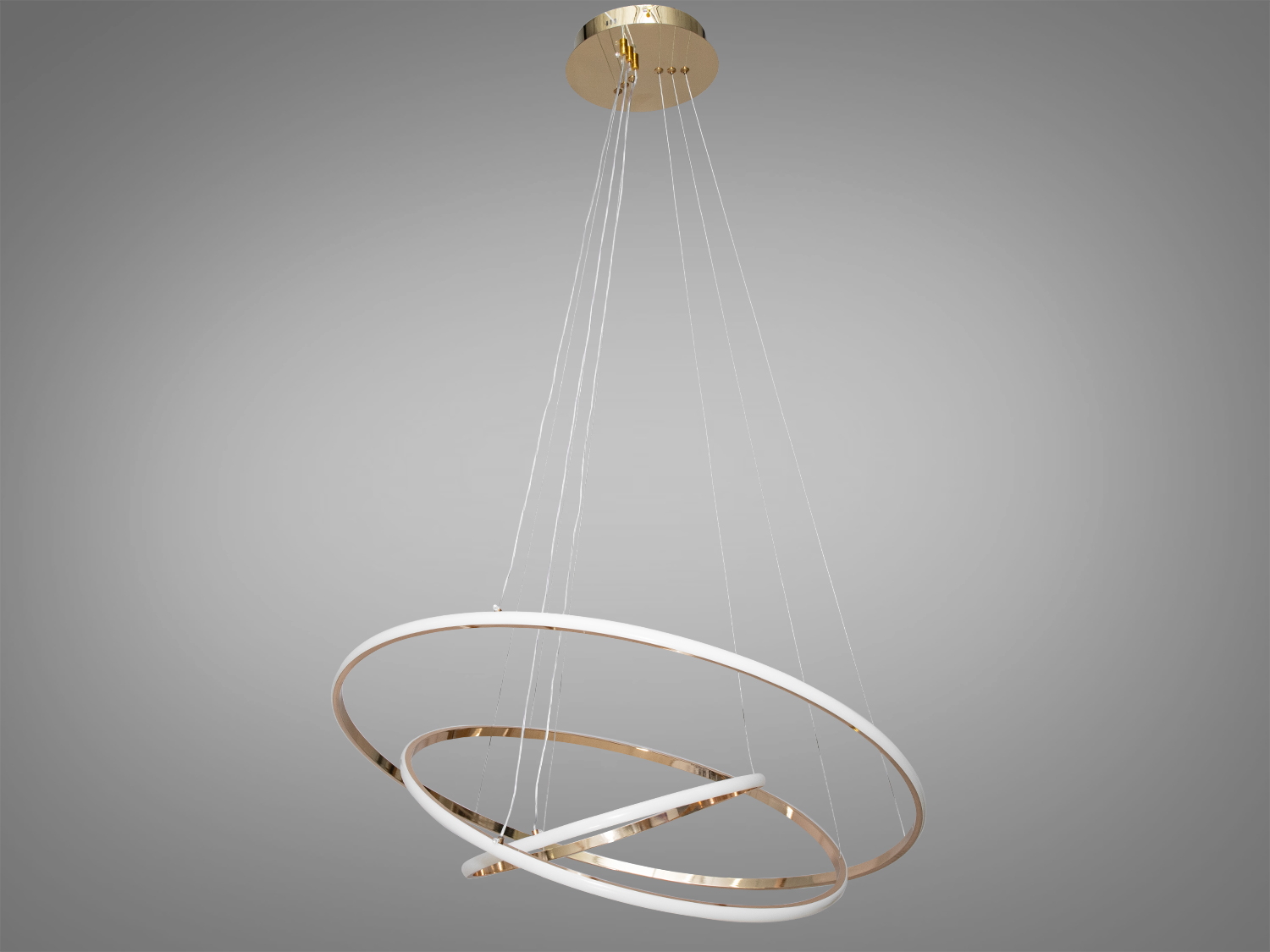 Підвісна LED люстра для зали з пультом з димером підходить на площу приміщення приблизно 20 кв.м. Люстри-підвіси добре виглядають у вітальнях, коридорах, спальнях та на кухнях.
Можна вибрати режим освітлення: теплий, нейтральний чи холодний. Регулювання яскравості люстри від 5 до 100% відбувається за допомогою пульта дистанційного керування, що входить до комплекту.
Кільця виконані з алюмінію із силіконовим розсіювачем. Алюміній ідеальний матеріал для світлодіодних люстр - не іржавіє, добре відводить тепло від світлодіодних модулів, хромування набагато міцніше зчепляється з основою, ніж при анодуванні сталі. Силіконовий розсіювач м'яко розсіює світло, приховуючи ефект свічення окремих світлодіодів. Створюється відчуття, що вся поверхня розсіювача світиться сама. Не змінює колір навіть при температурах, що перевищують робочу, у кілька разів.
Кріпиться до стелі будь-якого типу універсальним кріпленням на монтажну планку.