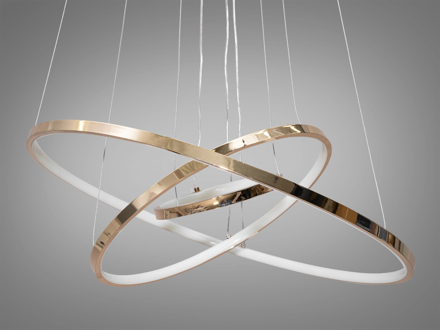 Підвісна LED люстра на 3 кільця з диммером, з пультом підходить на площу приміщення приблизно 14кв.м. Люстри-підвіси добре виглядають у вітальнях, коридорах, спальнях та на кухнях.
Можна вибрати режим освітлення: теплий, нейтральний чи холодний. Регулювання яскравості люстри від 5 до 100% відбувається за допомогою пульта дистанційного керування, що входить до комплекту.
Кільця виконані з алюмінію із силіконовим розсіювачем. Алюміній ідеальний матеріал для світлодіодних люстр - не іржавіє, добре відводить тепло від світлодіодних модулів, хромування набагато міцніше зчепляється з основою, ніж при анодуванні сталі. Силіконовий розсіювач м'яко розсіює світло, приховуючи ефект свічення окремих світлодіодів. Створюється відчуття, що вся поверхня розсіювача світиться сама. Не змінює колір навіть при температурах, що перевищують робочу, у кілька разів.
Кріпиться до стелі будь-якого типу універсальним кріпленням на монтажну планку.