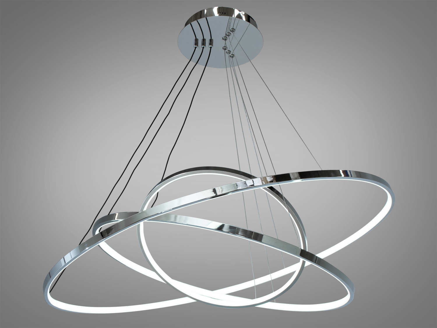 Стильна LED люстра для залу з димером підходить на площу приміщення приблизно 21 кв.м. Люстри-підвіси добре виглядають у вітальнях, коридорах, спальнях та на кухнях.
Можна вибрати режим освітлення: теплий, нейтральний чи холодний. Регулювання яскравості люстри від 5 до 100% відбувається за допомогою пульта дистанційного керування, що входить до комплекту.
Кільця виконані з алюмінію із силіконовим розсіювачем. Алюміній ідеальний матеріал для світлодіодних люстр - не іржавіє, добре відводить тепло від світлодіодних модулів, хромування набагато міцніше зчепляється з основою, ніж при анодуванні сталі. Силіконовий розсіювач м'яко розсіює світло, приховуючи ефект свічення окремих світлодіодів. Створюється відчуття, що вся поверхня розсіювача світиться сама. Не змінює колір навіть при температурах, що перевищують робочу, у кілька разів.
Кріпиться до стелі будь-якого типу універсальним кріпленням на монтажну планку.