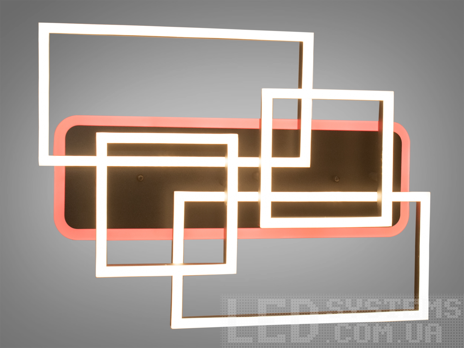 Стельова лед люстра для залу з диммером, з підсвічуванням, з пультом підходить на площу приміщення приблизно 19кв.м.
Світлодіодна люстра має кілька режимів: холодний 6400К, нейтральний 4500К, теплий 2700К, кольорове підсвічування, суміщений режим &ndash; будь-яке основне світло плюс будь-який колір світлодіодного підсвічування. Регулювання яскравості люстри від 5 до 100% відбувається за допомогою пульта дистанційного керування, що входить до комплекту.
Люстра світить яскраво, але не сліпить за рахунок матеріалу &ndash; акрилу, до того ж цей матеріал дуже міцний &ndash; його важко пошкодити. Застосовується для невеликого залу, вітальні, кухні, спальні, їдальні, дитячої, тому що відсутні елементи, що б'ються. Кріпиться до підвісних, натяжних, звичайних стель.