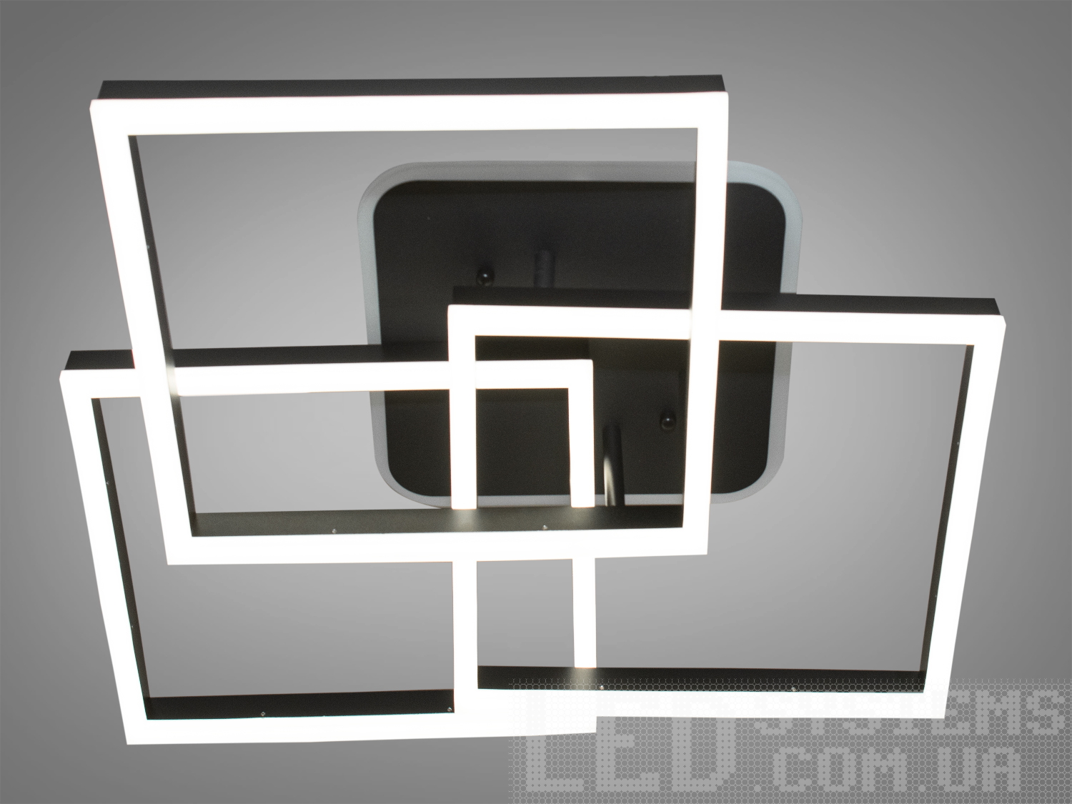 Стильна світлодіодна люстра в кімнату з пультом, з диммером та кольоровим підсвічуванням підходить на площу приміщення приблизно 17 кв.м.
Світлодіодна люстра має кілька режимів: холодний 6400К, нейтральний 4500К, теплий 2700К, включення-вимикання, кольорове підсвічування. Люстра має електронний димер, що дозволяє регулювати яскравість люстри від 5% до 100% за допомогою пульта, що входить до комплекту.
Люстра світить яскраво, але не сліпить рахунок матеріалу - акрилу, до того ж цей матеріал дуже міцний - його важко пошкодити. Підходить для зали, вітальні, дитячої, спальні. Ще однією незаперечною перевагою цієї світлодіодної люстри для дитячої кімнати є відсутність скляних елементів.
Кріпиться до підвісних, натяжних і звичайних стель.