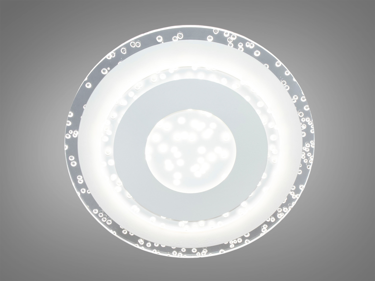 Круглий світлодіодний світильник у передпокій на площу приміщення приблизно 8кв.м. Застосовується також у коридор, для зали, вітальні, спальні, дитячої, оскільки відсутні скляні елементи. Можна також використовувати як бра та настінні світильники.
Світлодіодна панель має кілька режимів: холодний 6000К, нейтральний 4100К, теплий 3200К. Кожне включення вимикання по черзі переводить люстру за такими режимами: холодне світло, тепле світло, нейтральне світло.
Світильник світить яскраво, але не сліпить рахунок матеріалу - акрилу, до того ж цей матеріал дуже міцний - його важко пошкодити. Світло рівномірно розподіляється по приміщенню, причому люстра світить дуже м'яко.
Кріпиться до стелі будь-якого типу універсальним кріпленням на монтажну планку.