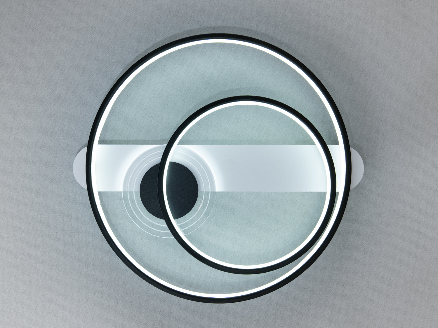 Потолочний світильник Diasha MX2247-2WHBKBPLS з двома LED кільцями в чорному та білому кольорах для сучасних інтер’єрів.