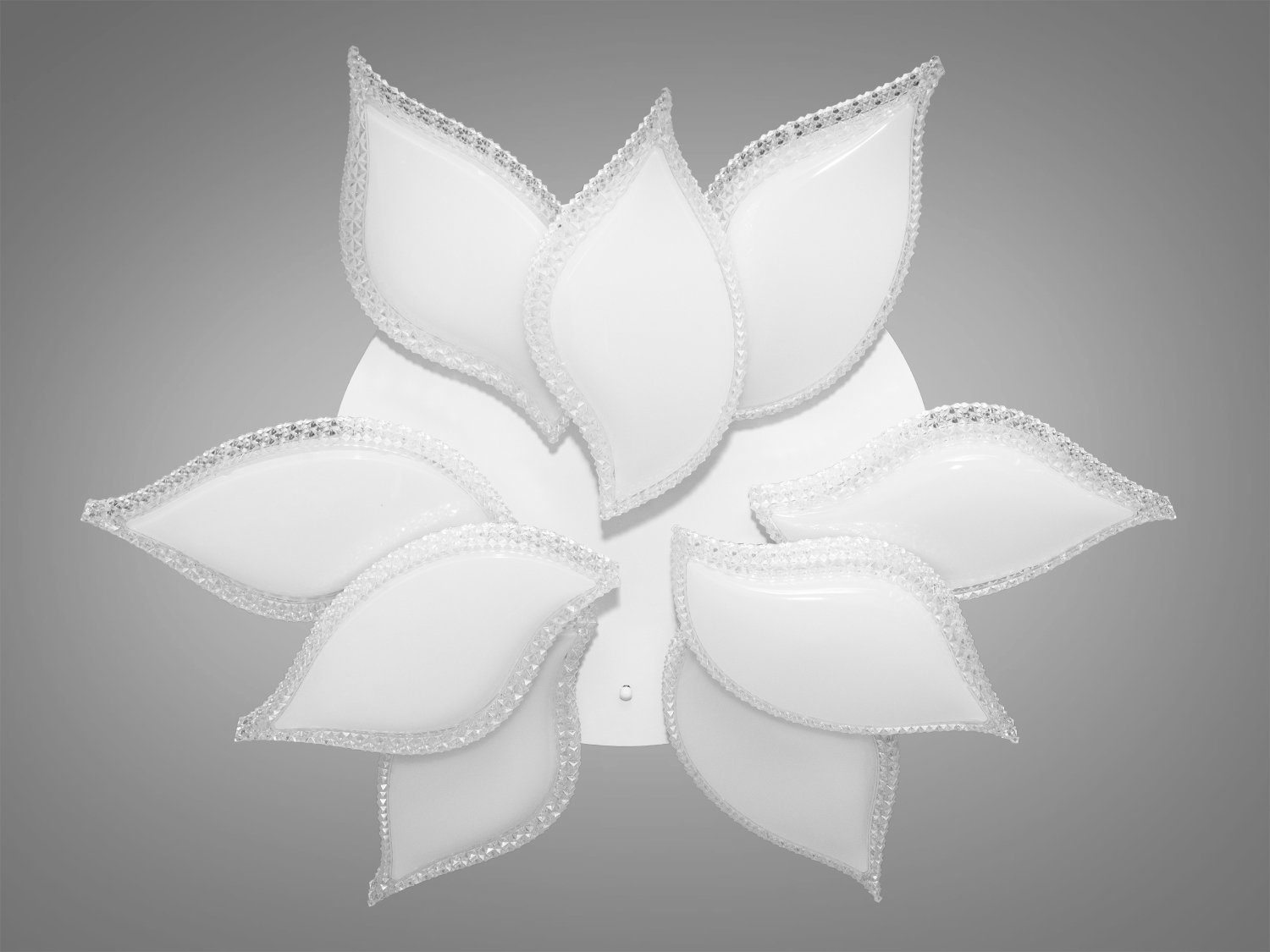 Витончена світлодіодна люстра для залу з пультом та диммером підходить на площу приміщення приблизно 14 кв.м.
Світлодіодна люстра має кілька режимів: холодний 6000К, нейтральний 4100К, теплий 3200К. Регулювання яскравості люстри від 5 до 100% відбувається за допомогою пульта дистанційного керування, що входить до комплекту. Кожне включення вимикання по черзі переводить люстру за такими режимами: холодне світло, тепле світло, нейтральне світло.
Люстра світить яскраво, але не сліпить за рахунок матеріалу &ndash; акрилу, до того ж цей матеріал дуже міцний &ndash; його важко зашкодити. Застосовується для зали, вітальні, кухні, спальні, їдальні, дитячої, тому що відсутні елементи, що б'ються. Кріпиться до підвісних, натяжних, звичайних стель.