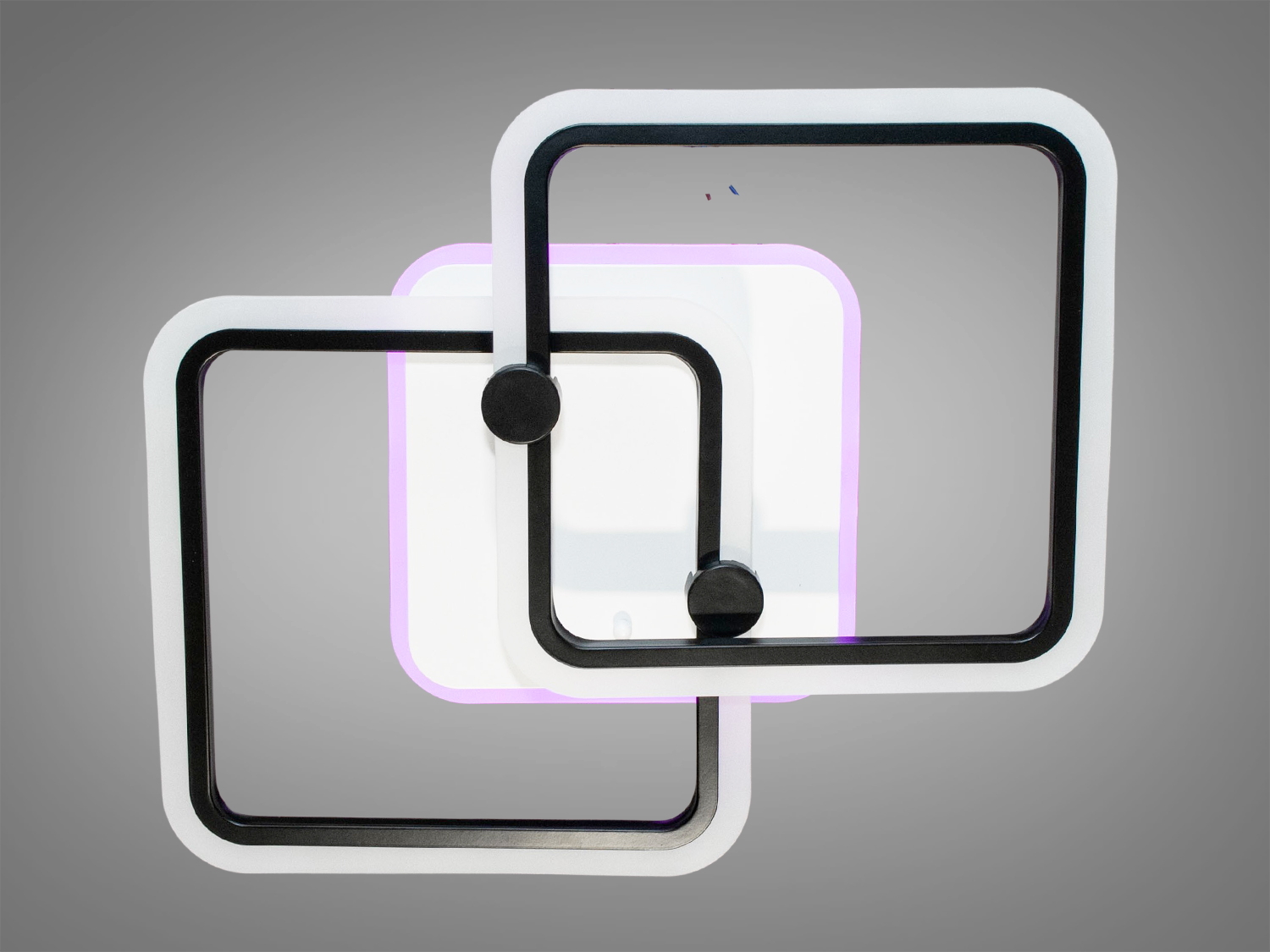 Стильна LED-люстра у ванній кімнаті з пультом, з диммером, з LED підсвічуванням підходить на площу приміщення приблизно 8кв.м. Застосовується для невеликого залу, вітальні, кухні, спальні, їдальні, дитячої, оскільки відсутні елементи, що б'ються. Люстра світить яскраво, але не сліпить за рахунок матеріалу акрилу, до того ж цей матеріал дуже міцний його важко пошкодити.
Світлодіодна люстра має кілька режимів: холодний 6000К, нейтральний 4100К, теплий 3200К, кольорове підсвічування, суміщений режим &ndash; будь-яке основне світло плюс будь-який колір світлодіодного підсвічування. Регулювання яскравості люстри від 5 до 100% відбувається за допомогою пульта дистанційного керування, що входить до комплекту.
Універсальне кріплення на монтажну планку підходить для підвісних, натяжних та звичайних стель.