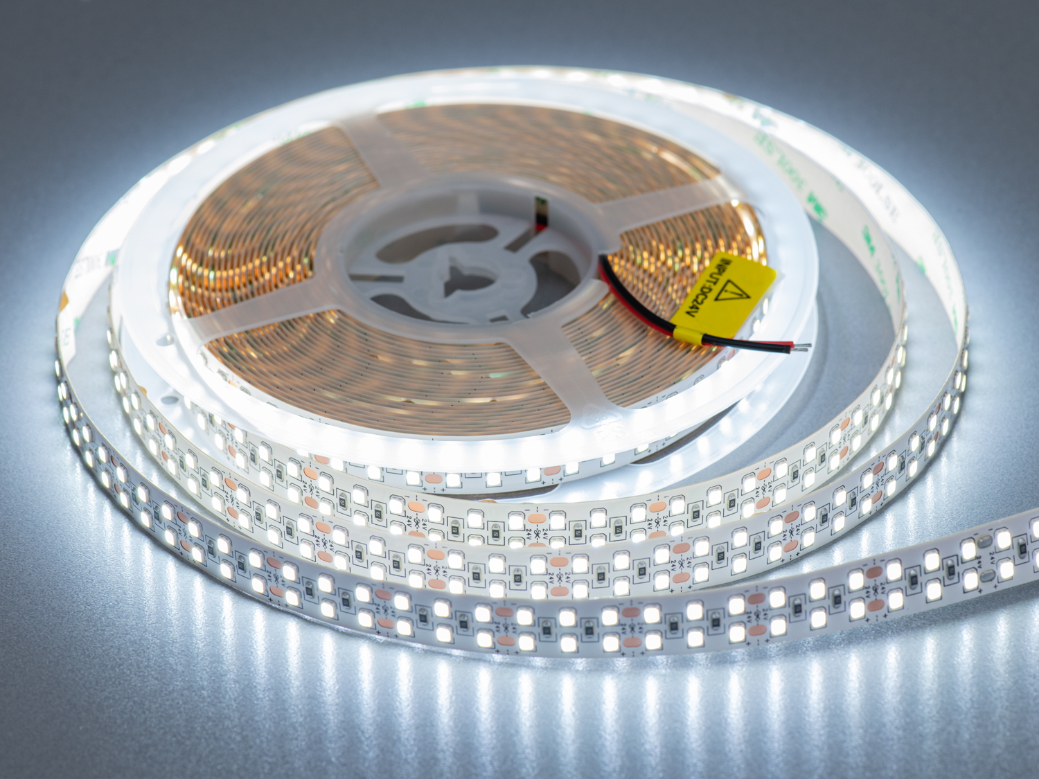 LED стрічка 12В, 240 діодів на метр, 15мм, теплий+холодний. Універсальне, високоякісне та потужне джерело світла з можливістю обирати температуру освітлення.