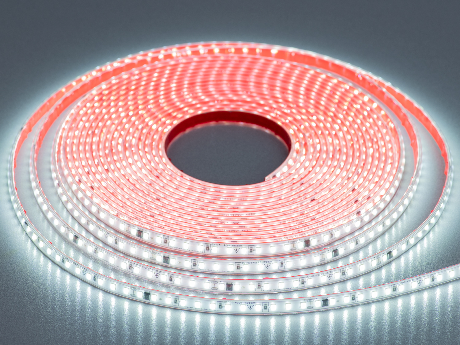 LED стрічка 220в, 120 шт/м, герметична, 8мм, холодний. Придбайте led стрічку, надійне, яскраве та економічне рішення для зовнішнього, технічного та архітектурного освітлення.