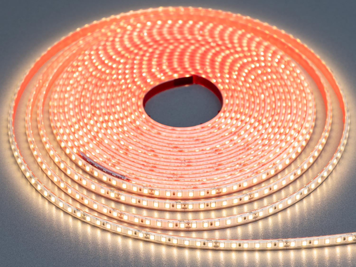 LED стрічка 24В, 120 шт/м, герметична, 8мм, теплий. Герметична стрічка не втрачає яскравості, не окислюється і не збоїть навіть при щоденному впливі вологи.