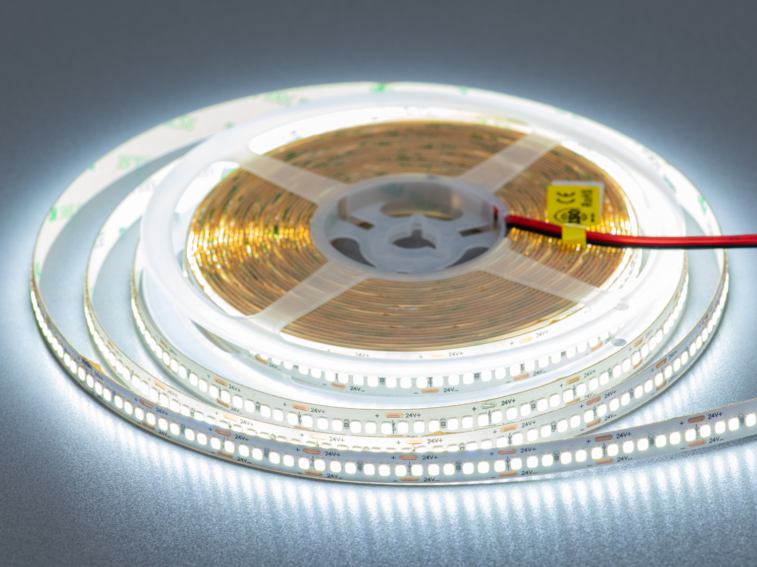 LED стрічка 24в, 240 діодів на метр, 10мм, холодний. Придбайте світлодіодну стрічку, це поєднання практичності, потужності та дизайнерської свободи, інвестиція в якість.