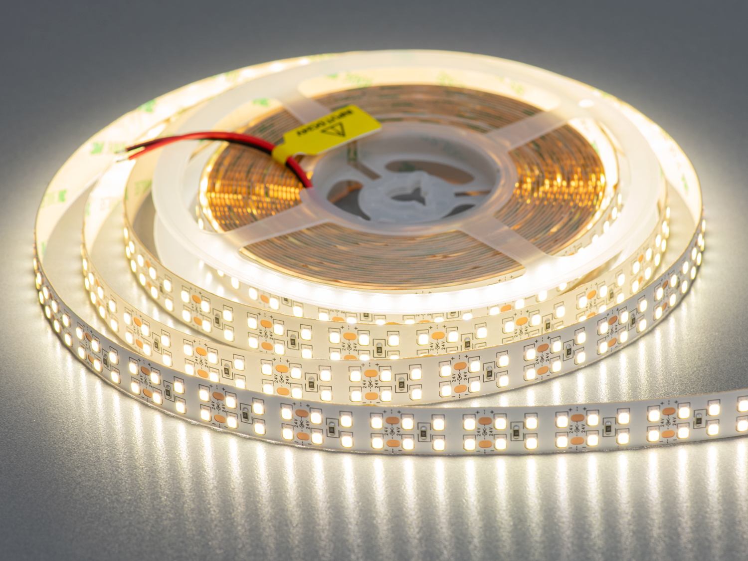 LED стрічка 24в, 240 діодів на метр, 15мм, нейтральний. Лед стрічка зберігає свою яскравість, колірну стабільність і рівномірність світла протягом усього періоду експлуатації.