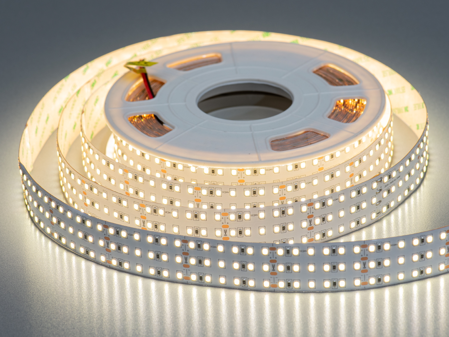 LED стрічка 24В, 360 діодів на метр, 30мм, нейтральний. Діодна стрічка не просто освітлює, вона трансформує інтерєр і відкриває нові горизонти освітлення.