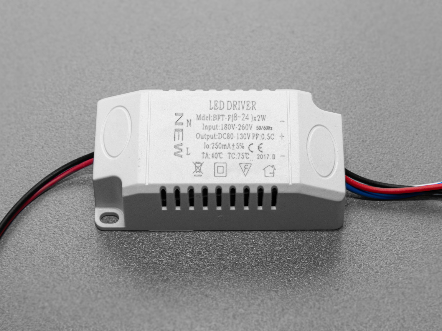 Блок живлення для світлодіодних люстр та бра.
Застосовується в люстрах як драйвер для кольорового світлодіодного підсвічування (3color), а також для бра з режимами перемикання холодний-теплий-нейтральний.
Блок живлення встановлюється на місце рідного блоку живлення світлодіодної люстри чи бра.
Даний комплект може бути використаний для бра та люстр з робочим струмом світлодіодних модулів від 210мА до 300 мА.
Блок живлення має 2 вихідні канали для підключення до стандартної світлодіодної люстри, схема підключення 