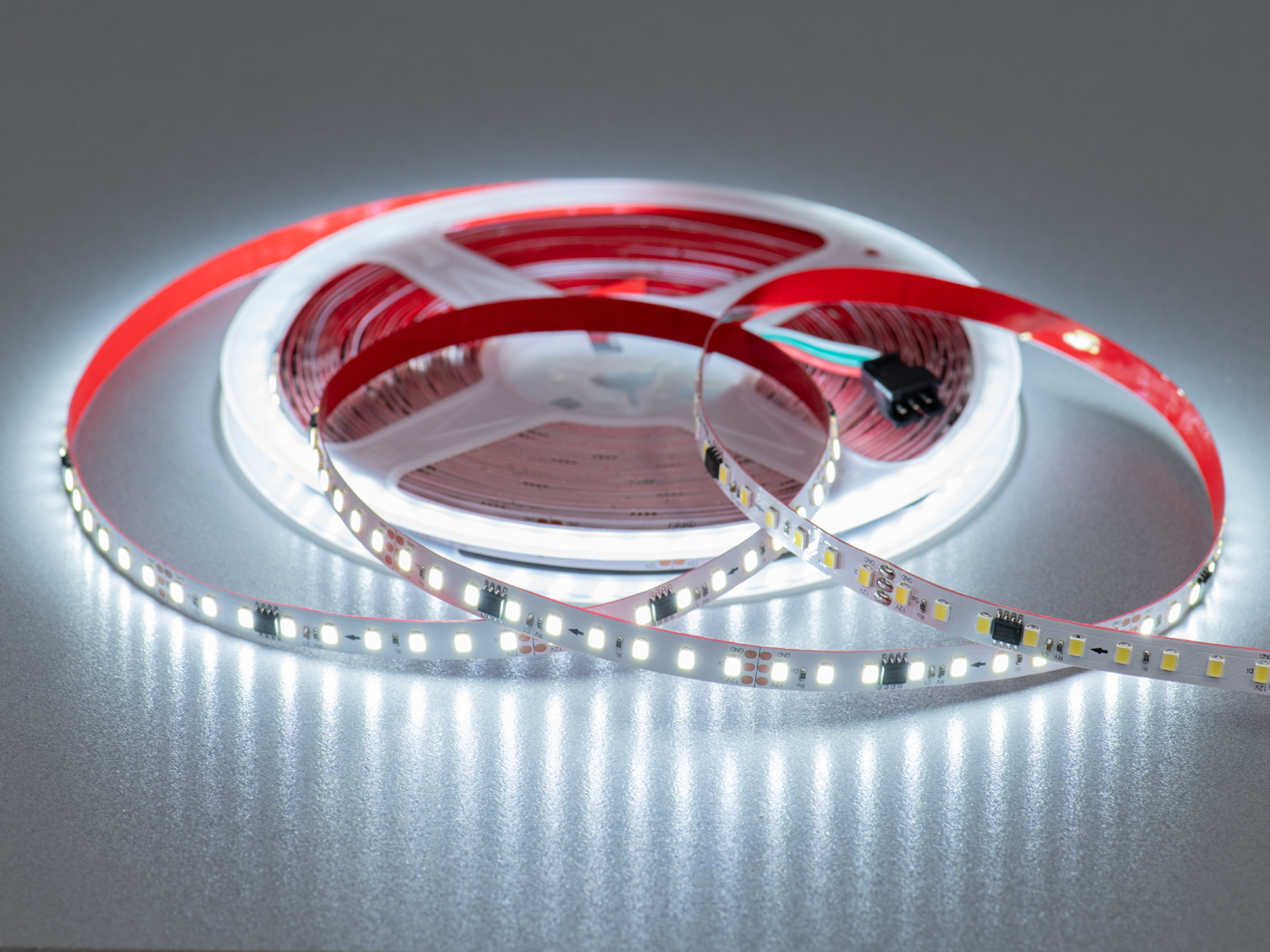 Адресна LED стрічка 12В, 126 діодів на метр, 8мм, холодний. Придбайте розумну лед стрічку, яка призначена для тих, хто хоче керувати не просто освітленням, а атмосферою.
