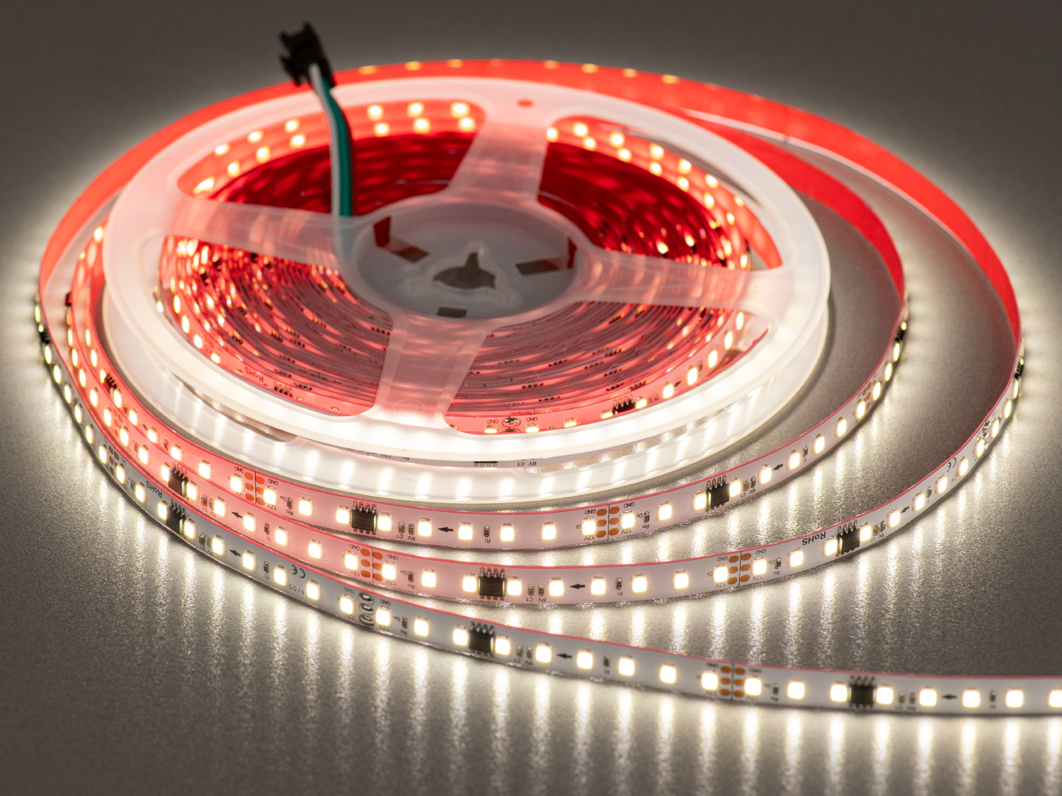 Адресна LED стрічка 12В, 126 діодів на метр, 8мм, нейтральний. Підходить для тих, хто шукає розумне, яскраве і кероване освітлення з простим монтажем та довгим терміном служби.