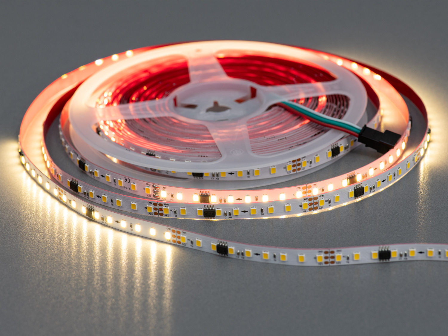 Адресна LED стрічка 12В, 126 діодів на метр, 8мм, теплий. Придбайте адресну лед стрічку, ідеальне рішення для реалізації смарт підсвітки в інтерєрі.