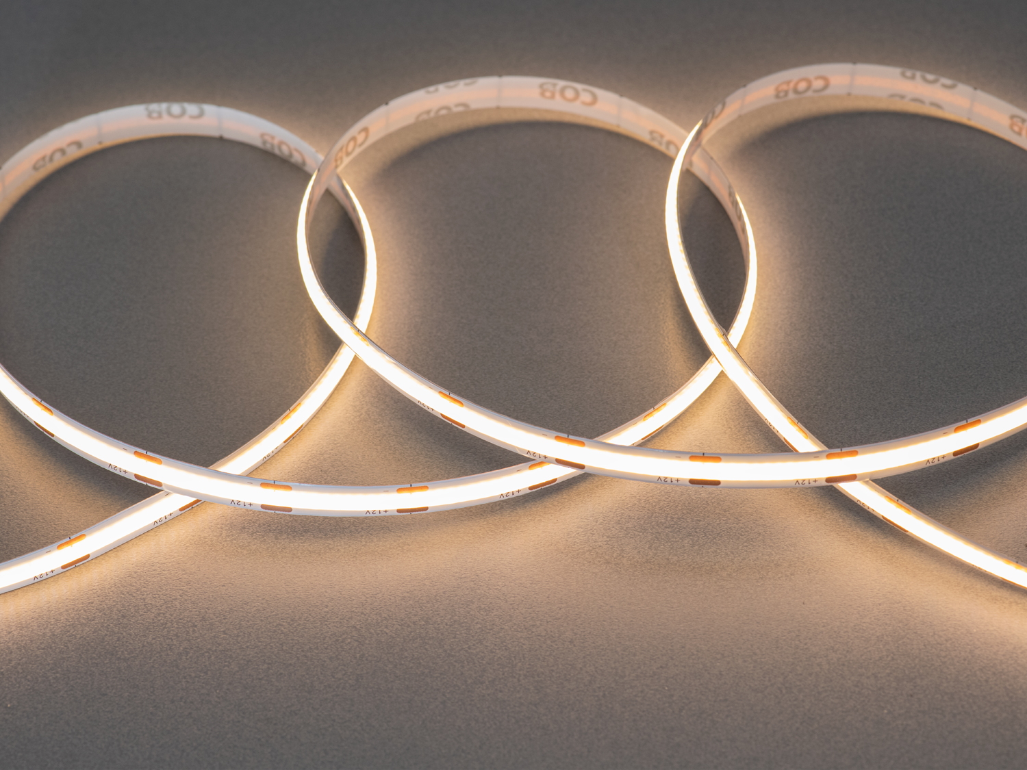 COB LED стрічка 12В, 480 діодів на метр, 8мм, теплий. Придбайте COB світлодіодну стрічку, яка створює атмосферу затишку, гармонії та естетичної завершеності інтерєру.