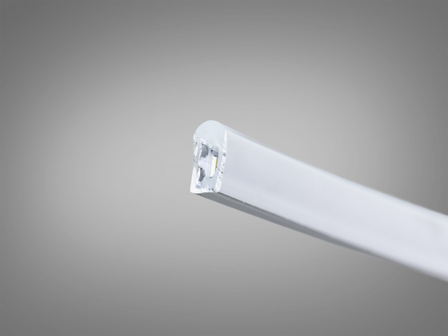 Гнучкий LED неон 12В 5x11мм, IP67, 4100K. 8Вт/м, ~800 лм/м, 108 LED/м, CRI>80, мін. радіус вигину 15мм. Для контурів, ніш, вітрин і вулиці.