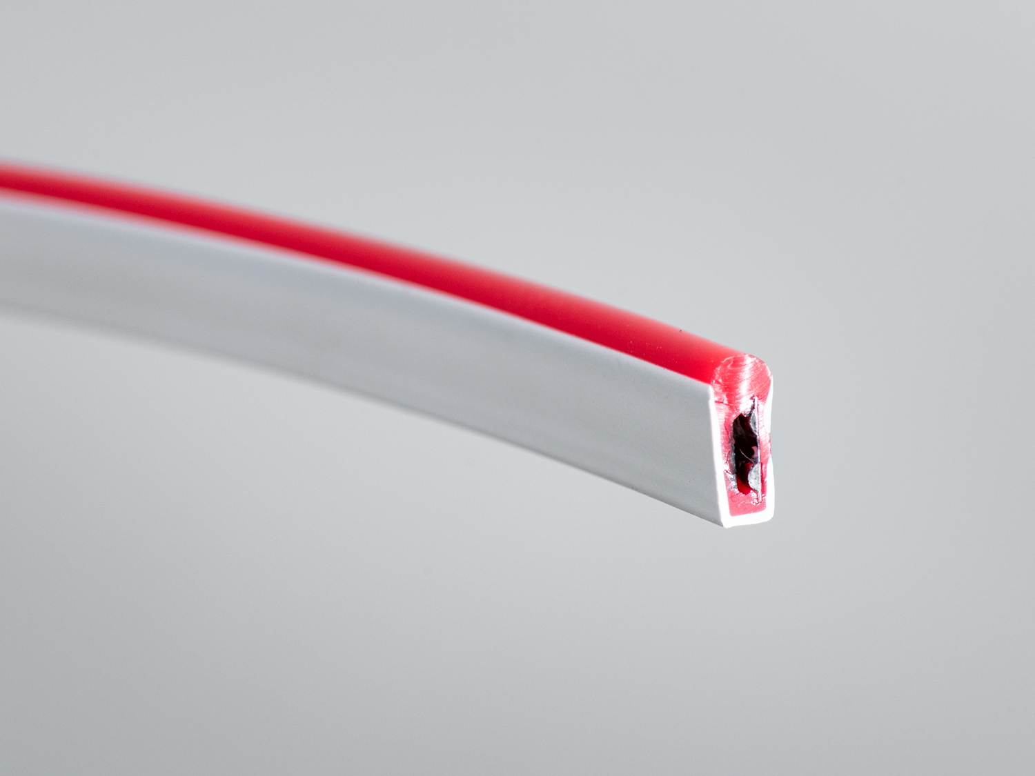 Гнучка неонова LED-стрічка Diasha 12В, червона, IP67, 5x11 мм. 8 Вт/м, ~800 лм/м, SMD2835, 180° світіння, CRI >80, радіус вигину ~15 мм.