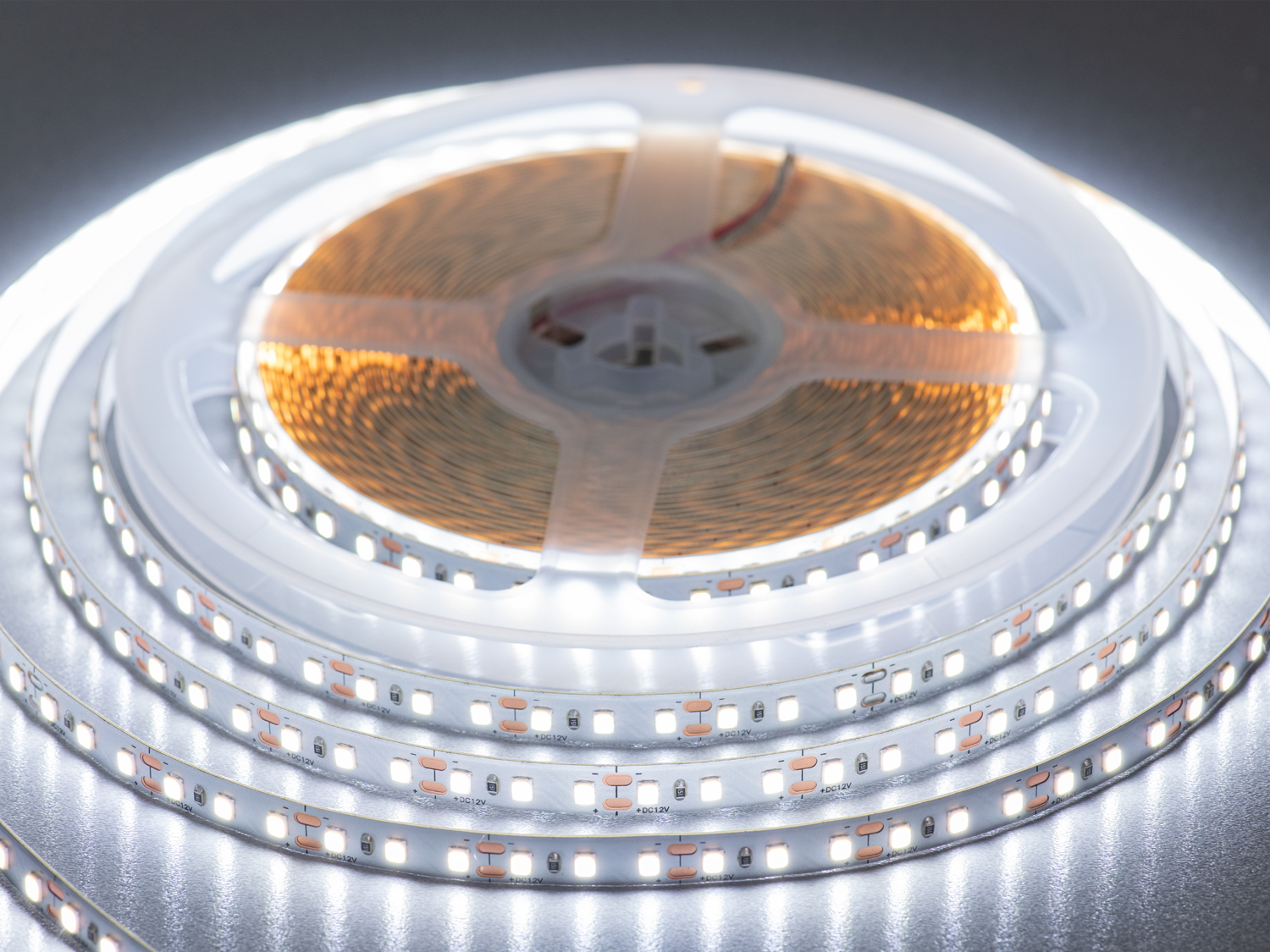 LED стрічка 12В, 120 діодів на метр, 8 мм, холодний. Її структура візуально бездоганна: лінії рівні, кут розсіювання — широкий, а світіння — глибоке, інтенсивне, холодне.