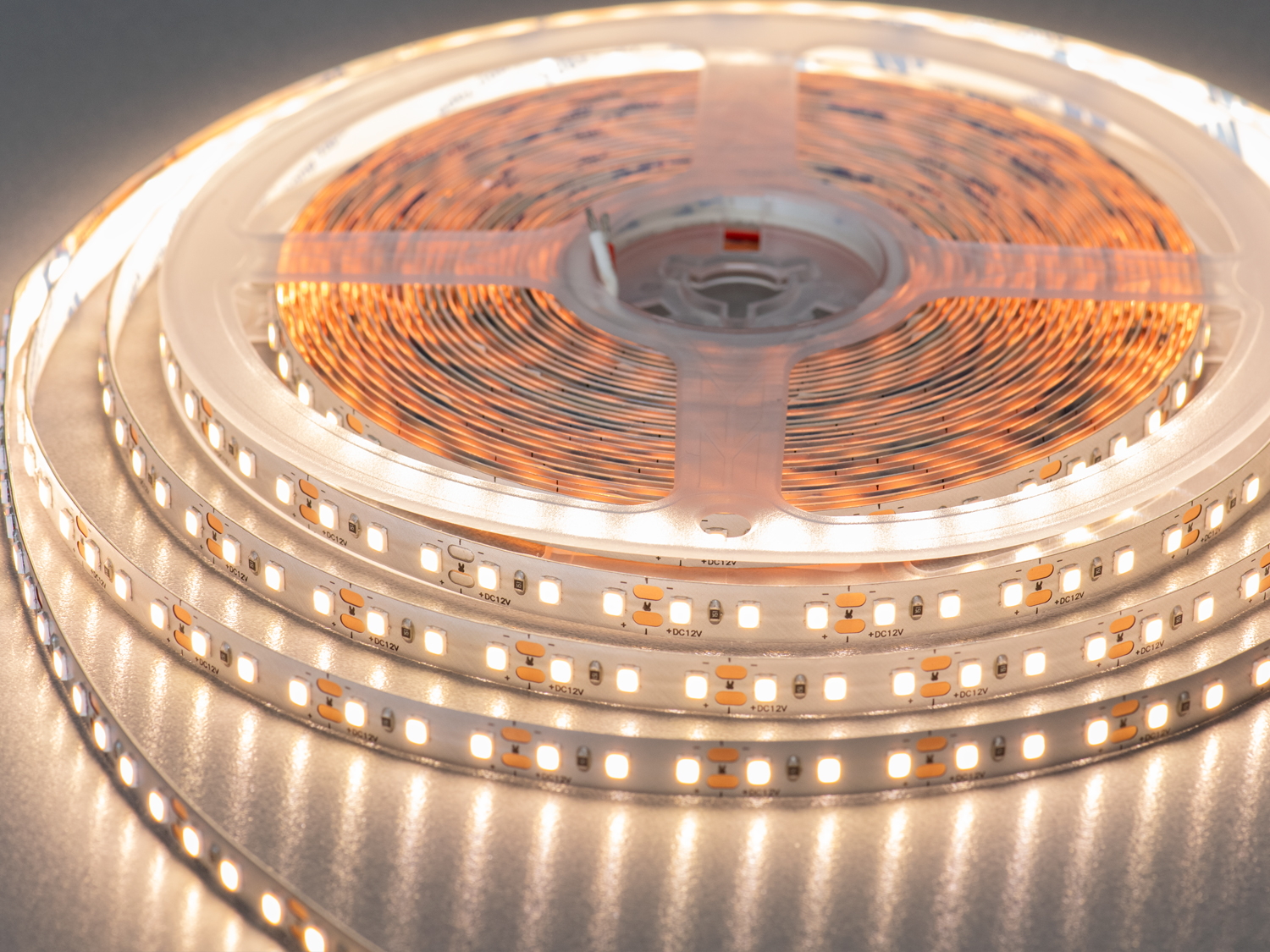 LED стрічка 12В, 120 діодів на метр, 8 мм, теплий. Застосовується як діодна стрічка для торгового обладнання, що дає можливість підкреслити форму і структуру продукту без викривлень кольору.