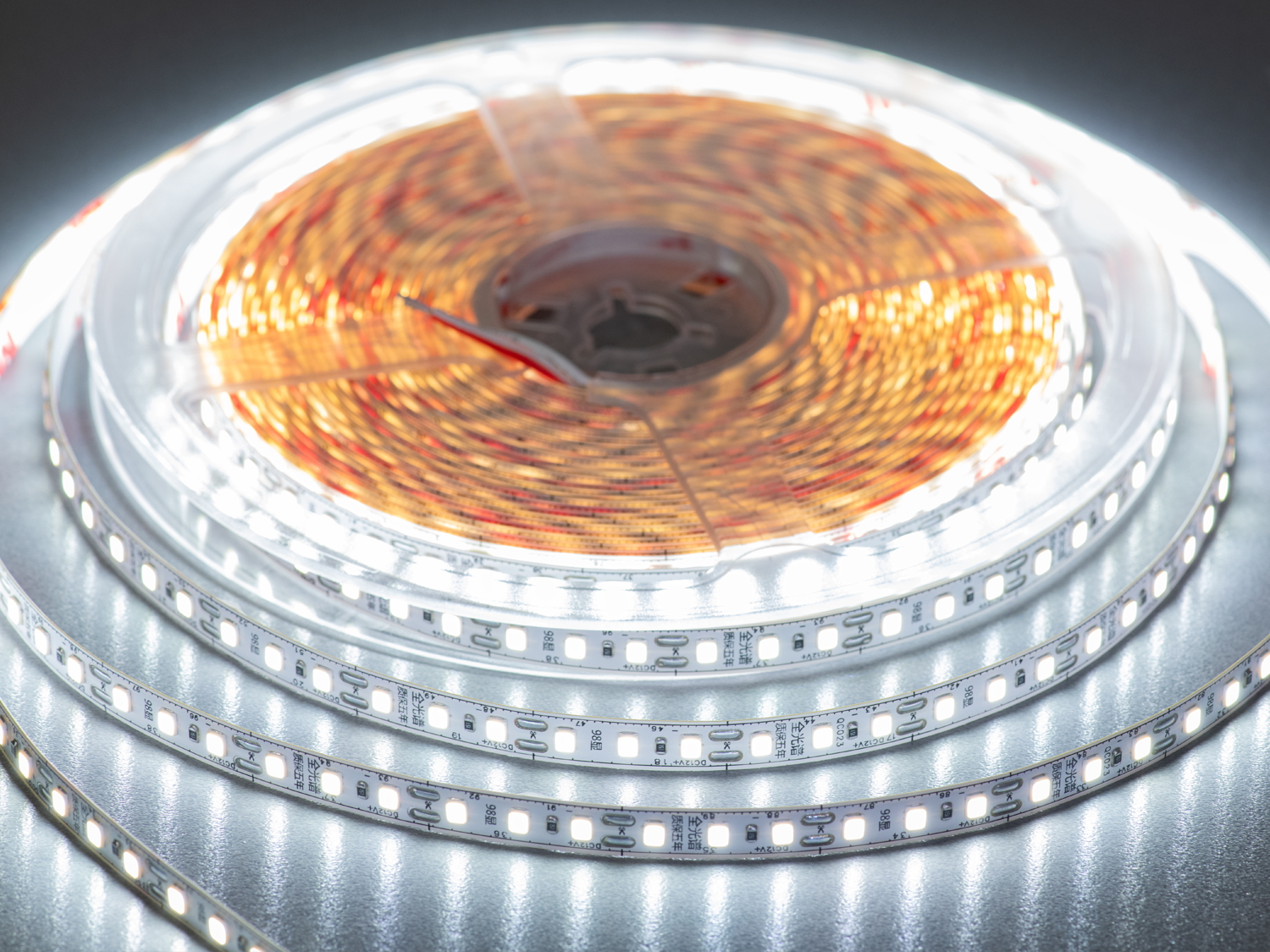 LED стрічка 12В, 120 діодів на метр, 8 мм, холодний. Надійна, ефективна і естетично вивірена діодна стрічка стане ключовим елементом вашого освітлення.