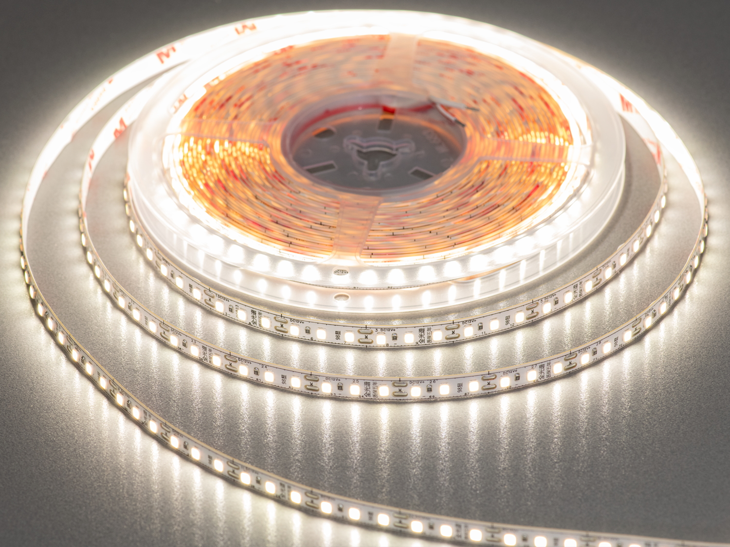 LED стрічка 12В, 120 діодів на метр, 8 мм, нейтральний. Вона ідеально підходить для щоденного використання вдома, у студіях, салонах чи офісах.